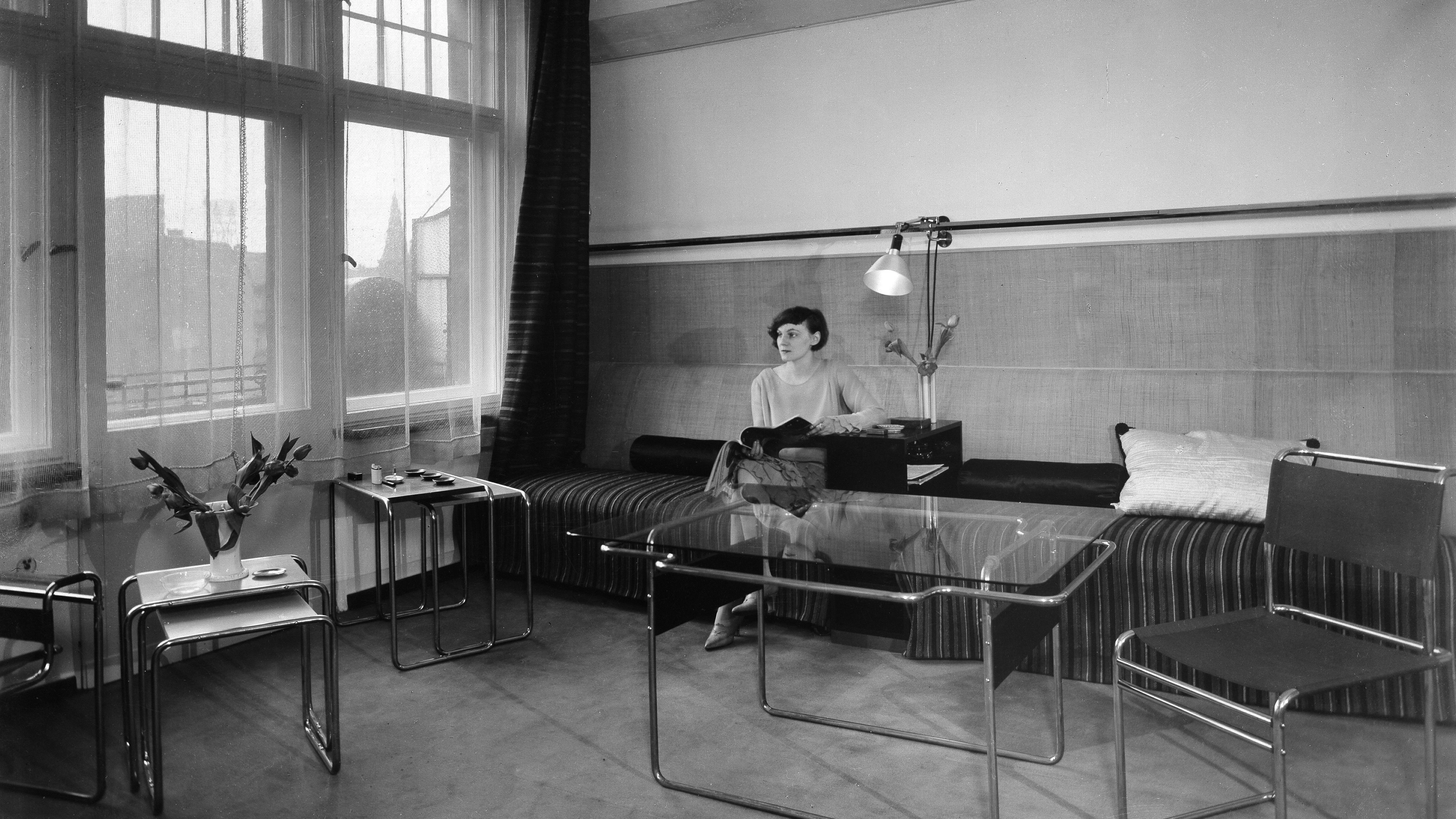 Die Wohnung bezieht Piscator mit seiner Ehefrau, der Schauspielerin Hildegard Jurczyk.