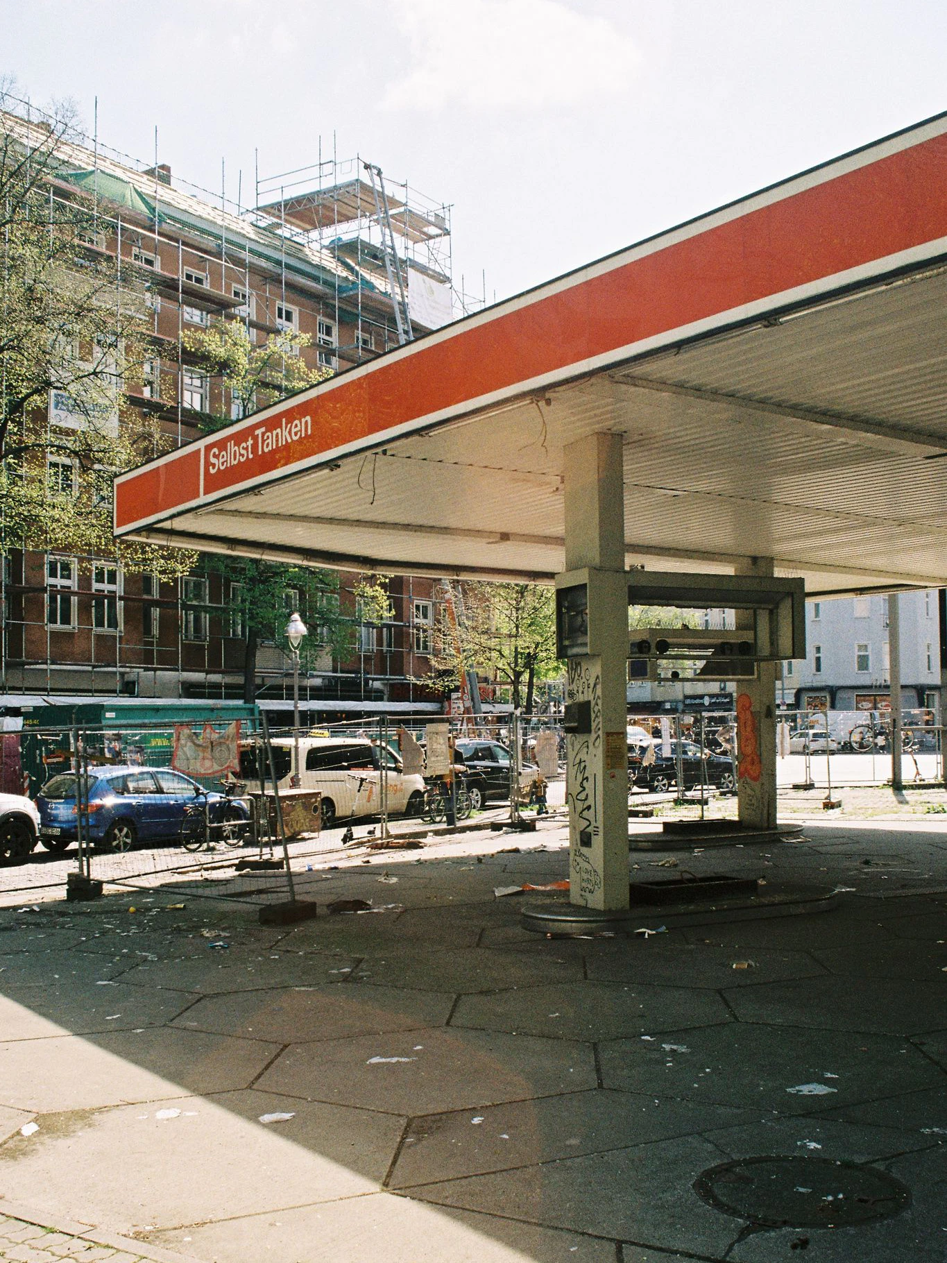 Diese brachliegende Tankstelle an der Sonnenallee, Ecke Hobrechtstraße wird demnächst zur Party-Location.