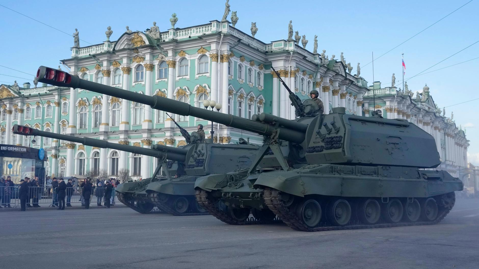 St. Petersburg: Soldaten während einer Probe für die Militärparade zum Tag des Sieges vor dem Winterpalast Ende April.