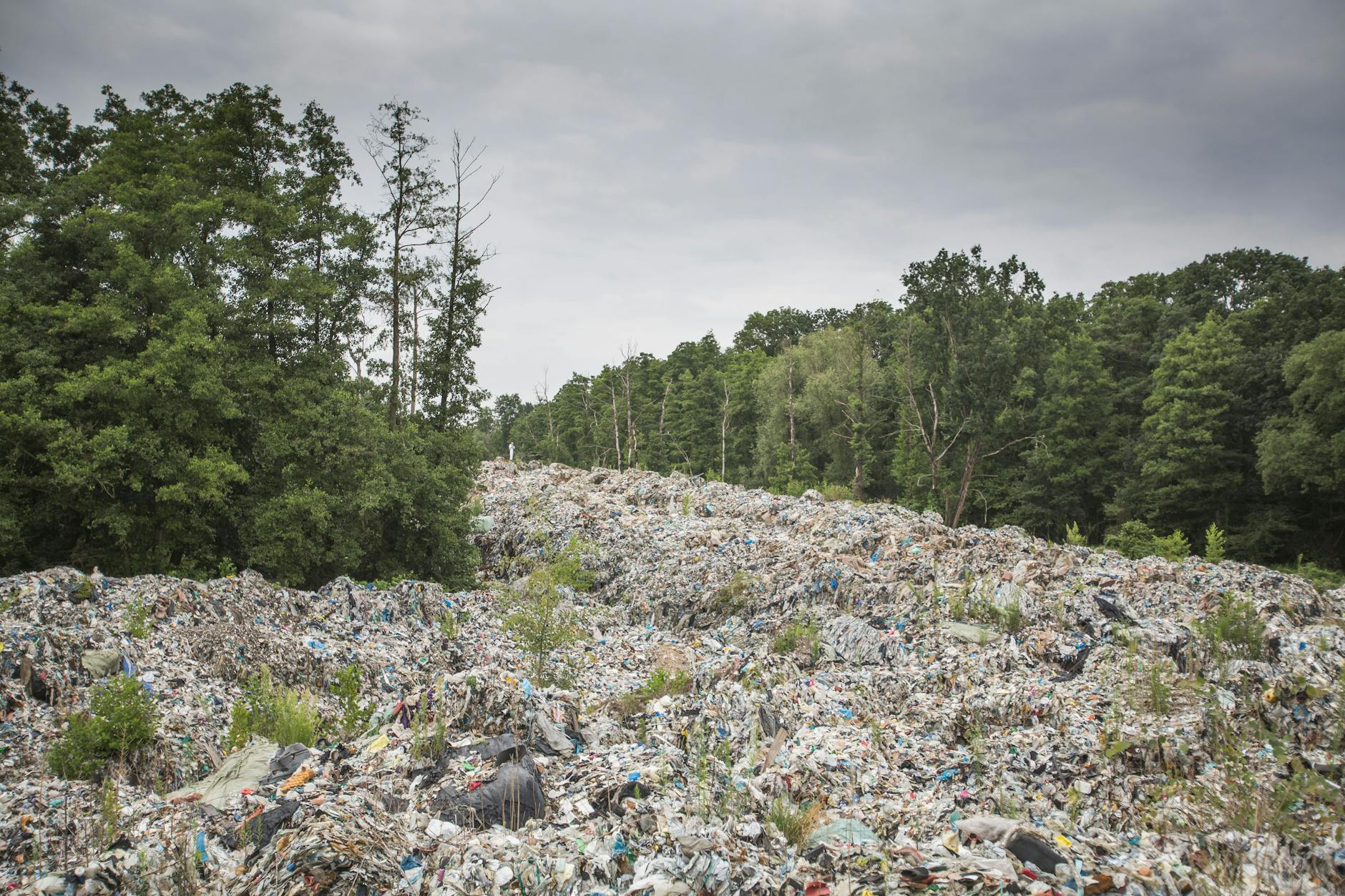 Illegale Mülldeponie in Klopotow, wo es in letzter Zeit mehrmals brannte. Hier liegt überwiegend Müll aus Deutschland.