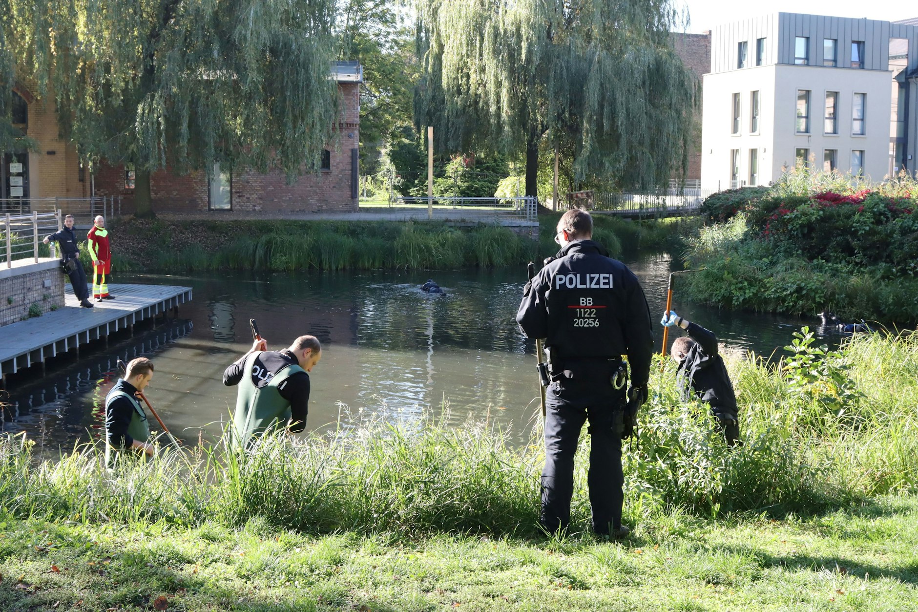Als Polizisten den Nuthepark absuchten, war die Staatsanwaltschaft noch zuversichtlich, dass Milina K. lebend gefunden würde.&nbsp;