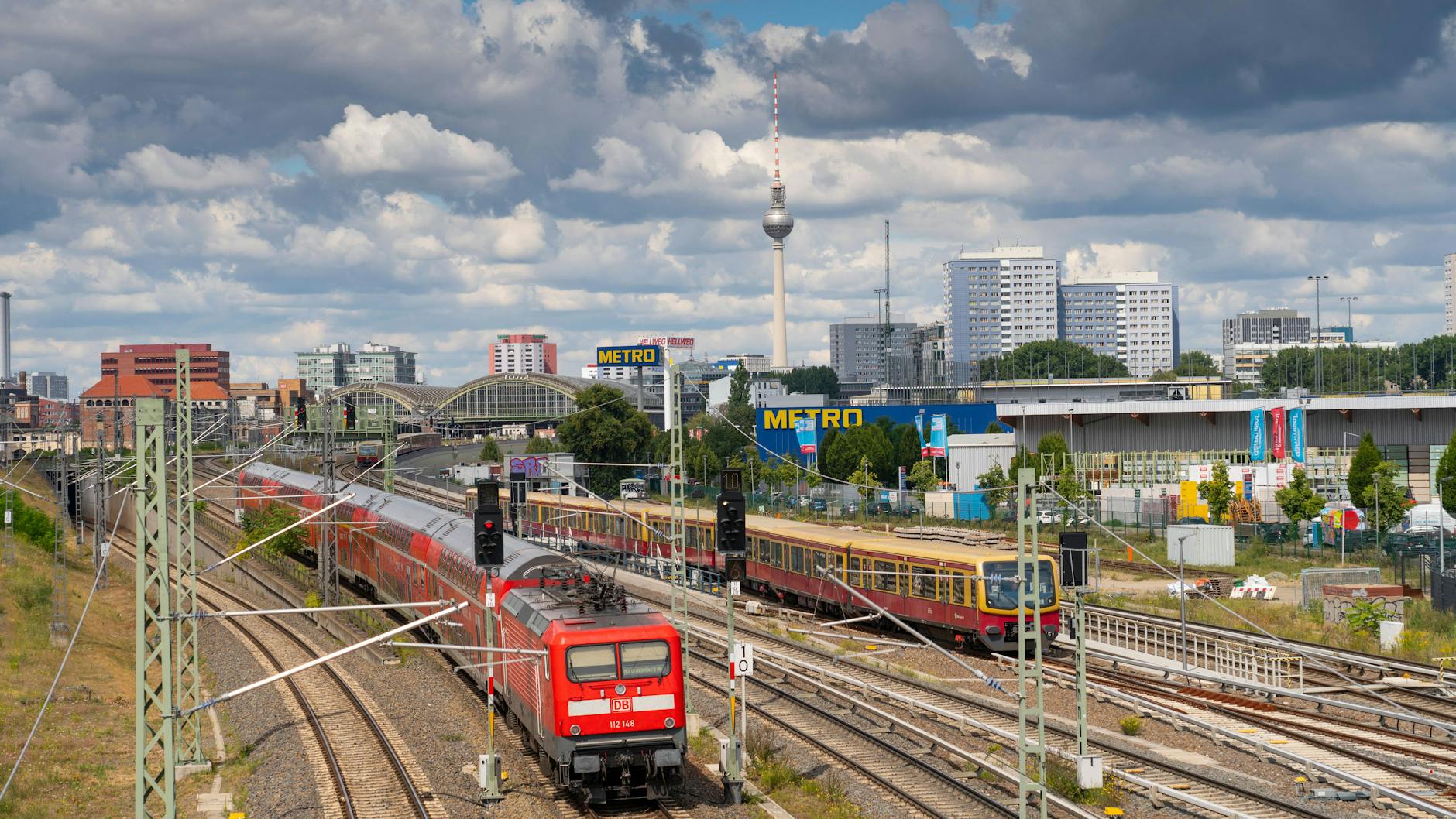 Hier wird das Neun-Euro-Ticket gelten: Regionalzug und eine S-Bahn in Berlin-Friedrichshain.