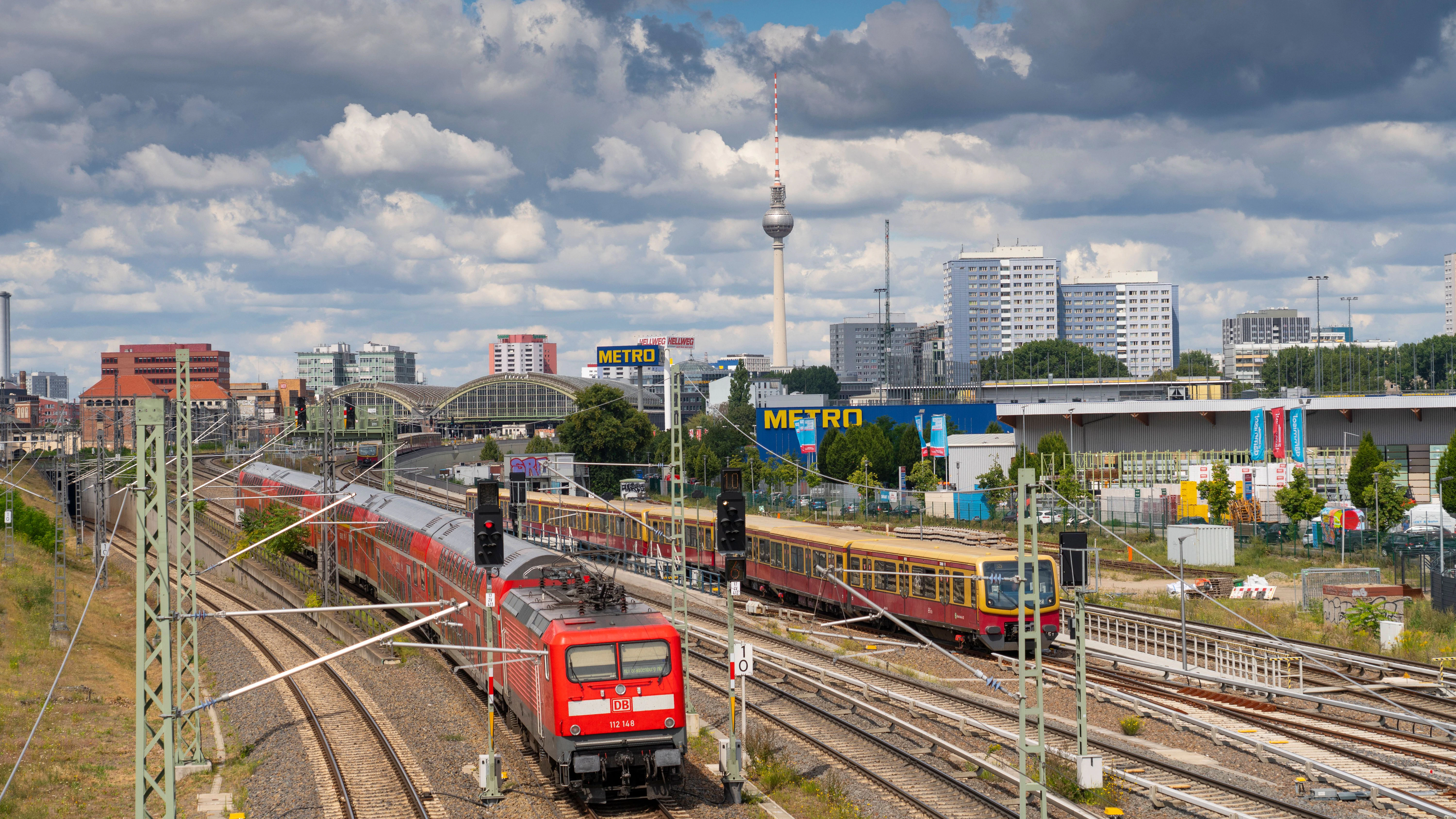 Hier wird das Neun-Euro-Ticket gelten: Regionalzug und eine S-Bahn in Berlin-Friedrichshain.