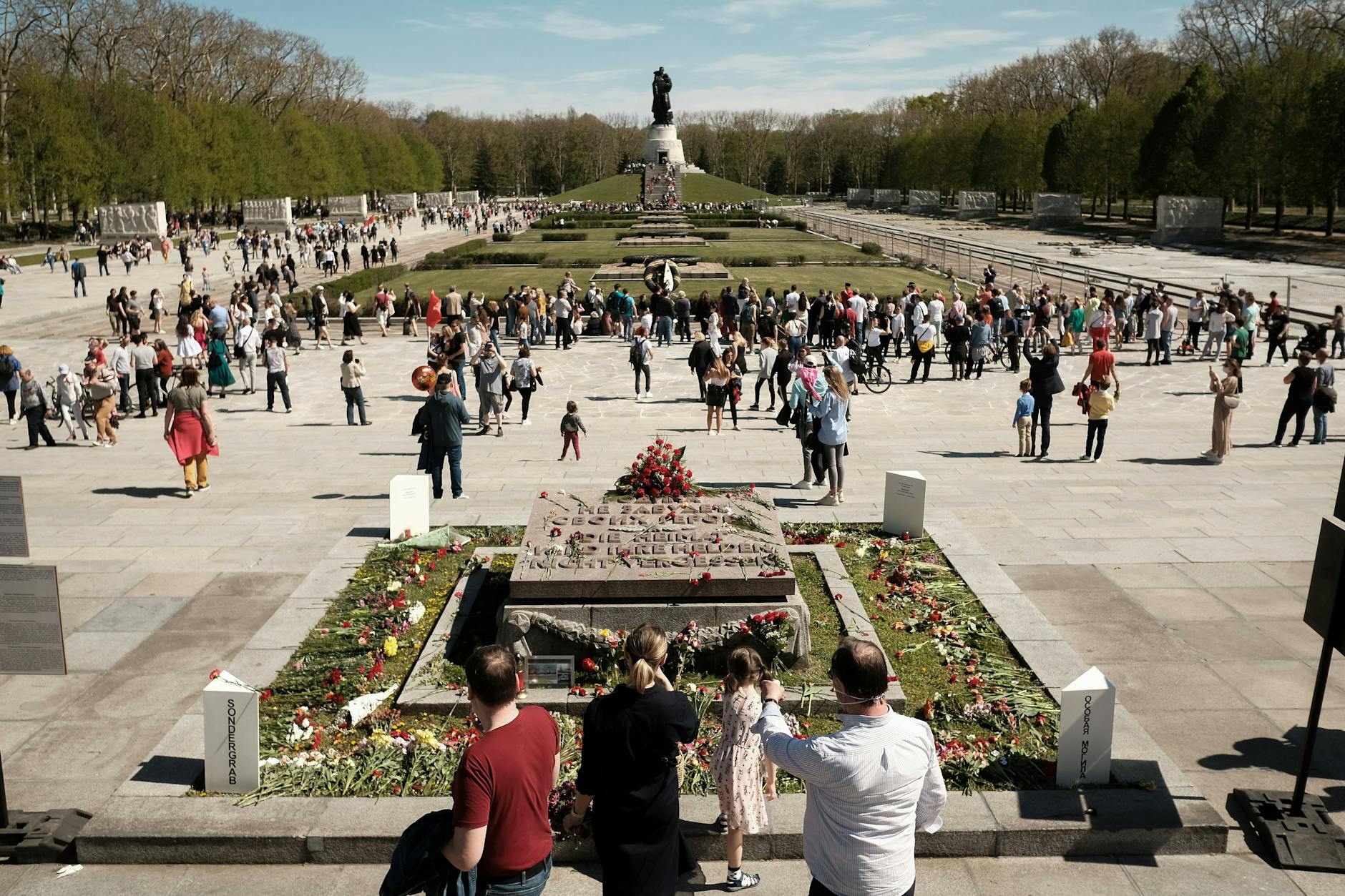 Besucher des Sowjetischen Ehrenmals gedenken das Ende des Zweiten Weltkriegs.
