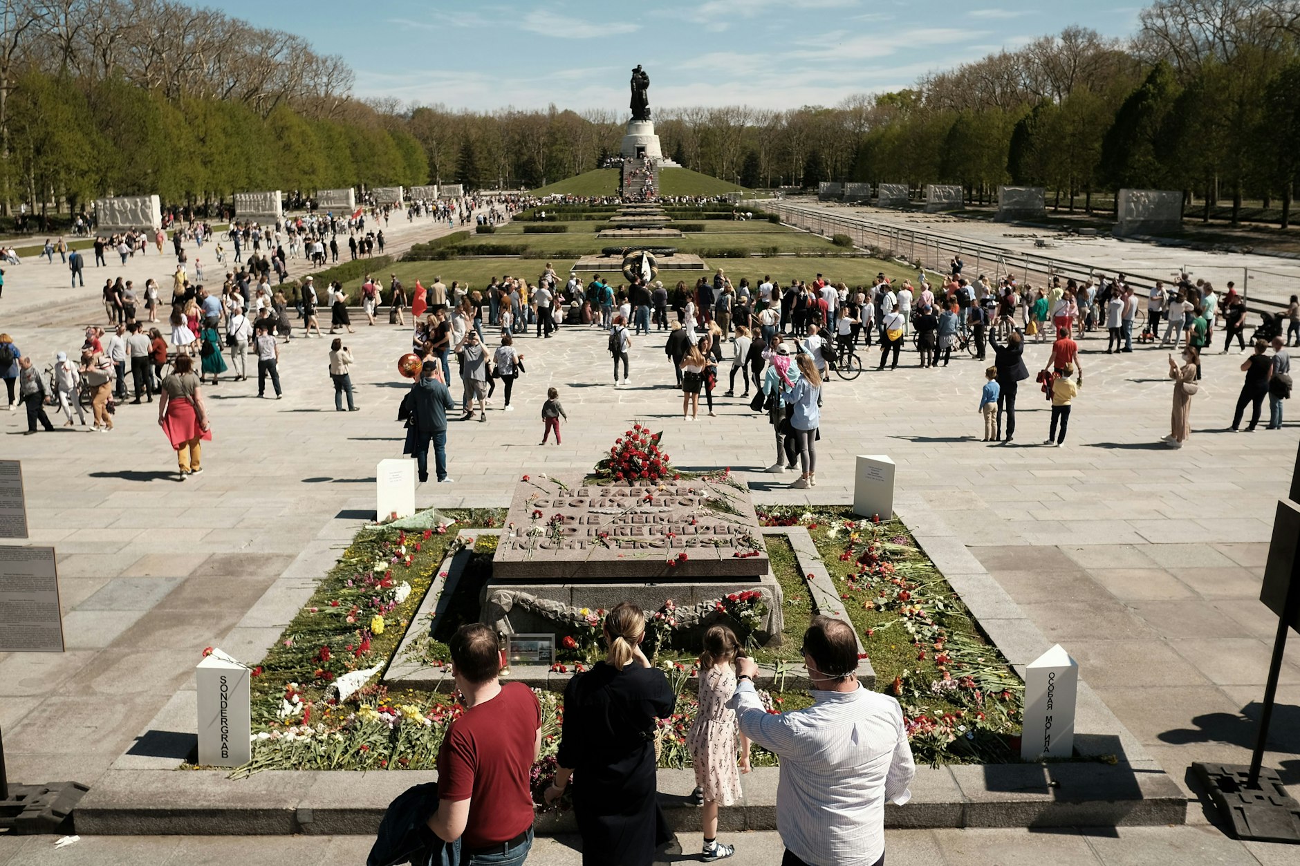 Besucher des Sowjetischen Ehrenmals gedenken das Ende des Zweiten Weltkriegs.