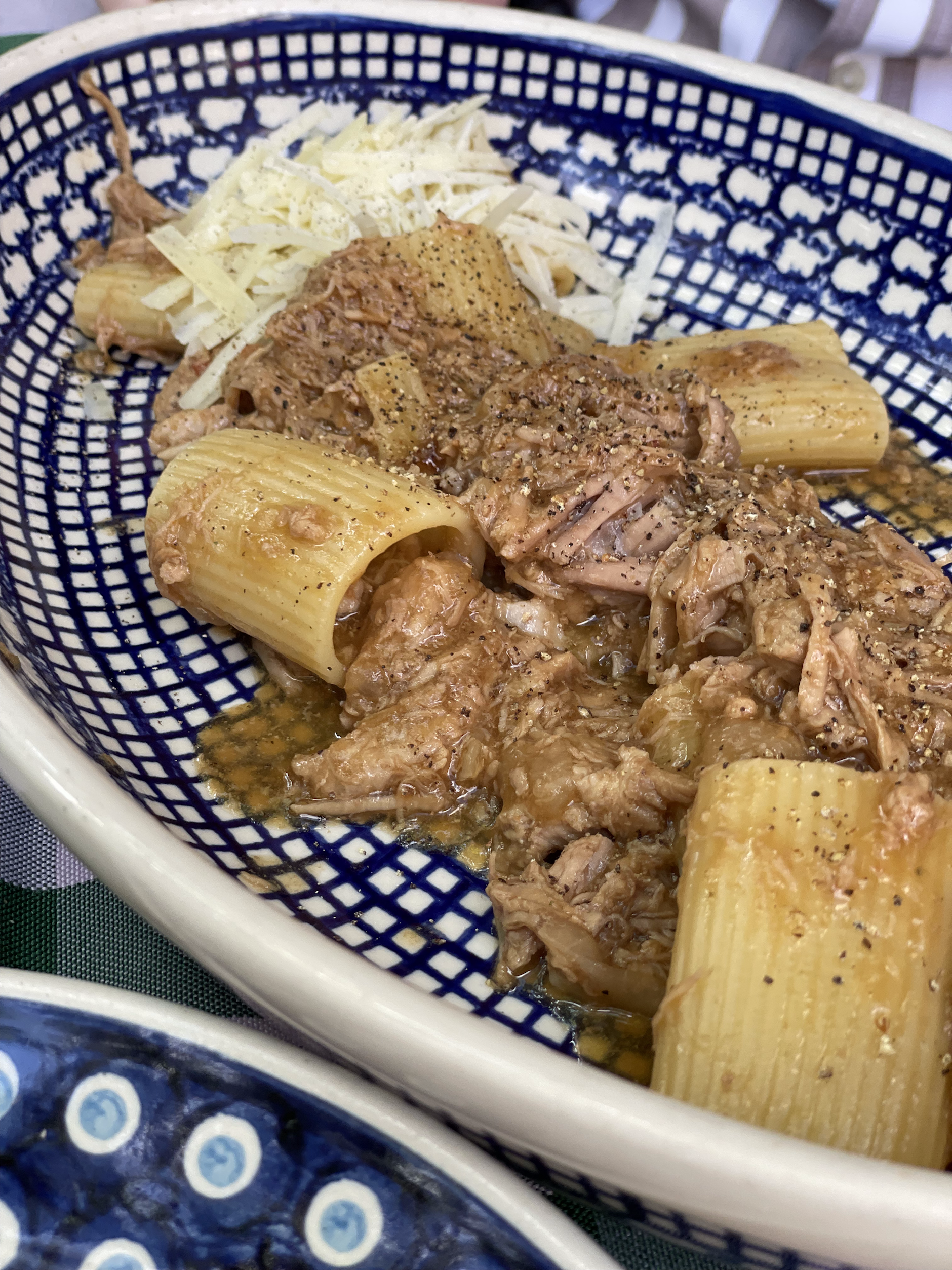 Die feine Nase des weißen Pudels weist die Richtung: Die Pasta mit Rind auf Genueser Art ist der absolute Killer.