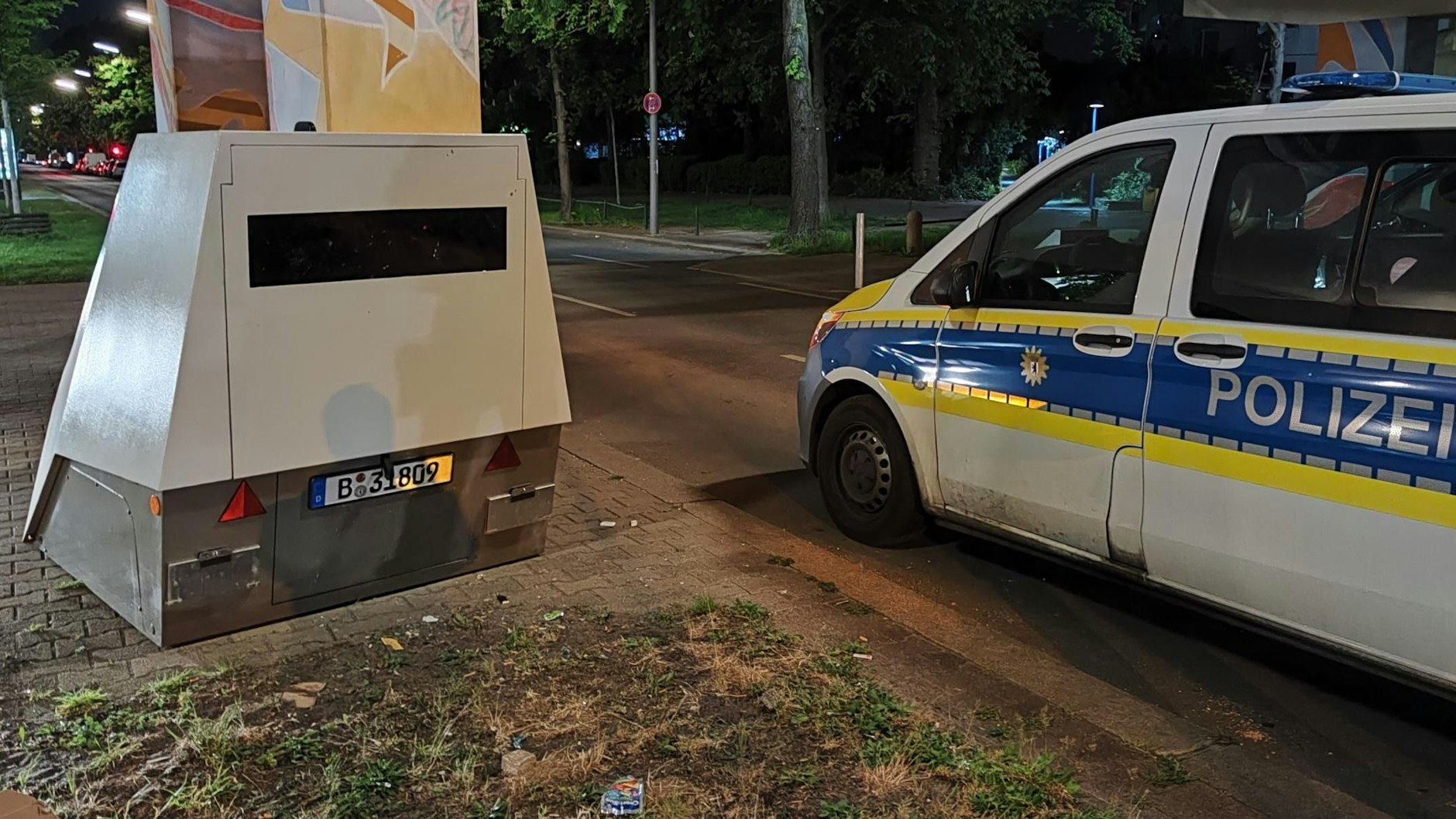 Der Autofahrer-Schreck: So sehen die mobilen Blitzeranhänger in Berlin aus.