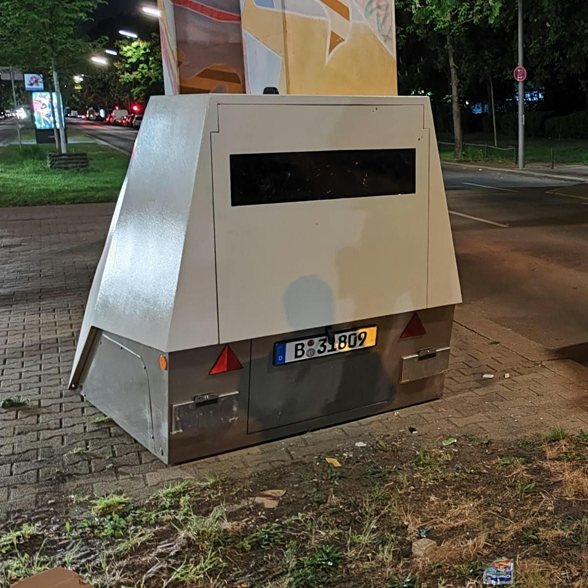 Mitten in Neukölln: Vermummte Jugendgang attackiert Blitzer mit Steinen!