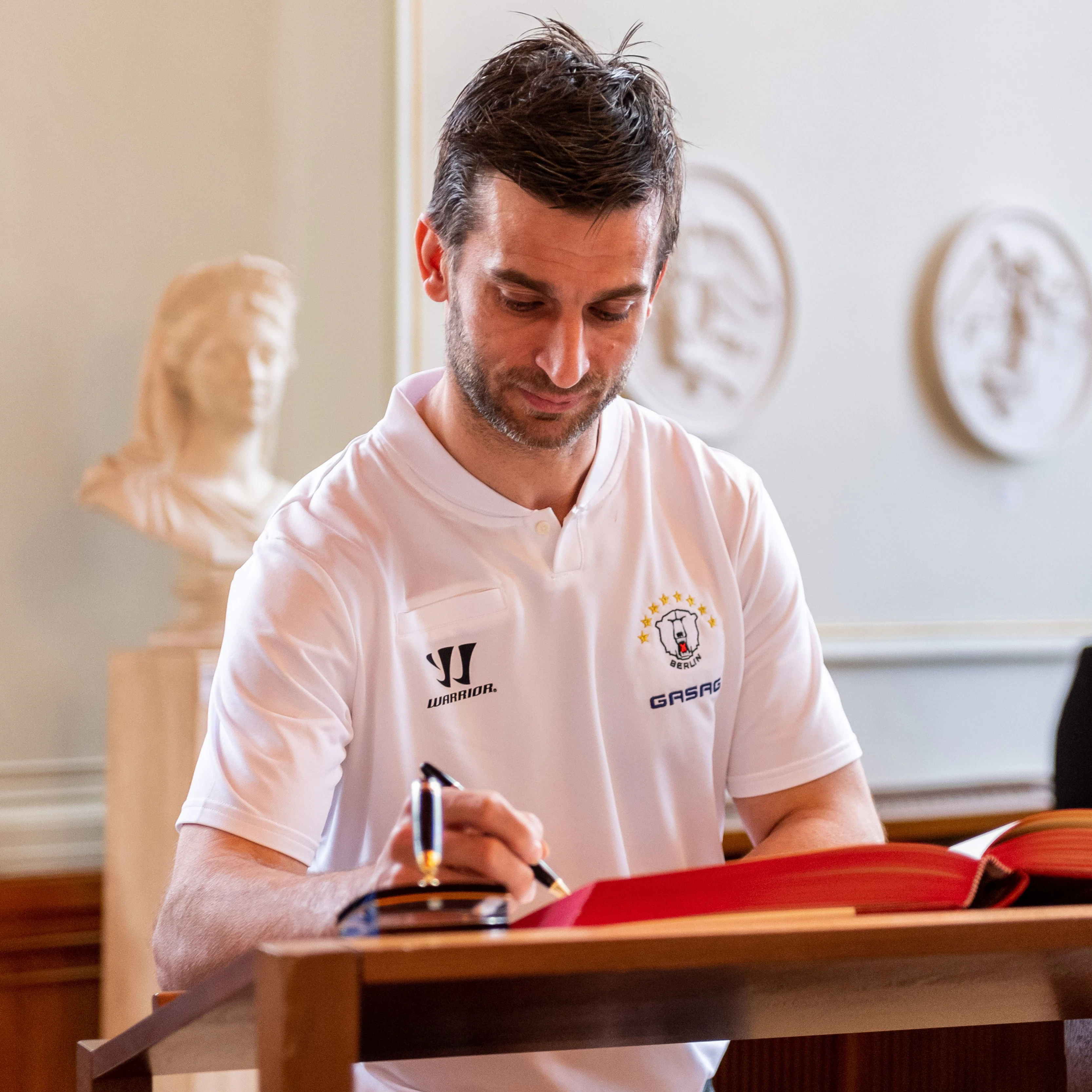Ex-NHL-Star Frans Nielsen (949 Spiele) trägt sich wie seine Eisbären-Kollegen ins Goldene Buch der Stadt Berlin ein.