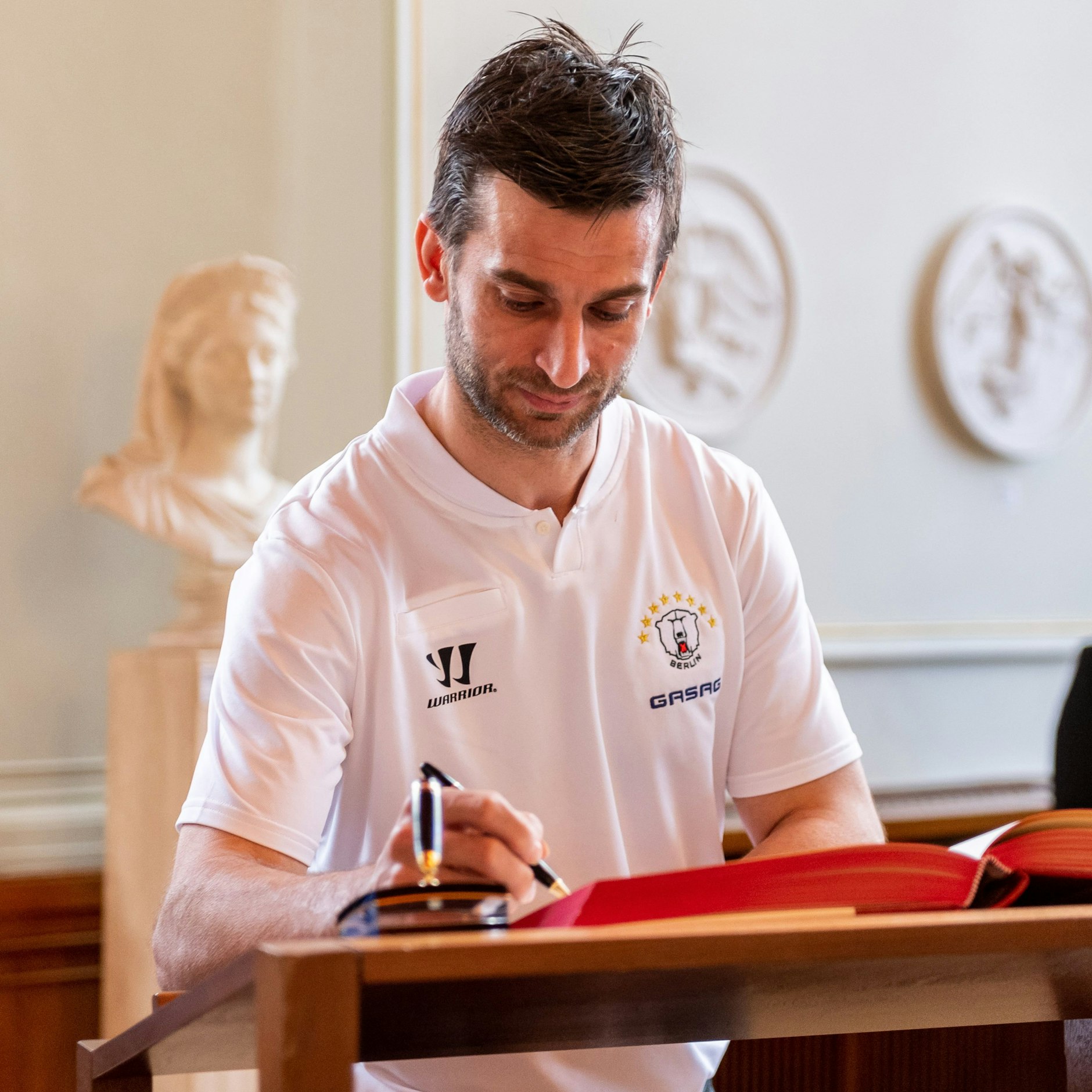 Ex-NHL-Star Frans Nielsen (949 Spiele) trägt sich wie seine Eisbären-Kollegen ins Goldene Buch der Stadt Berlin ein.