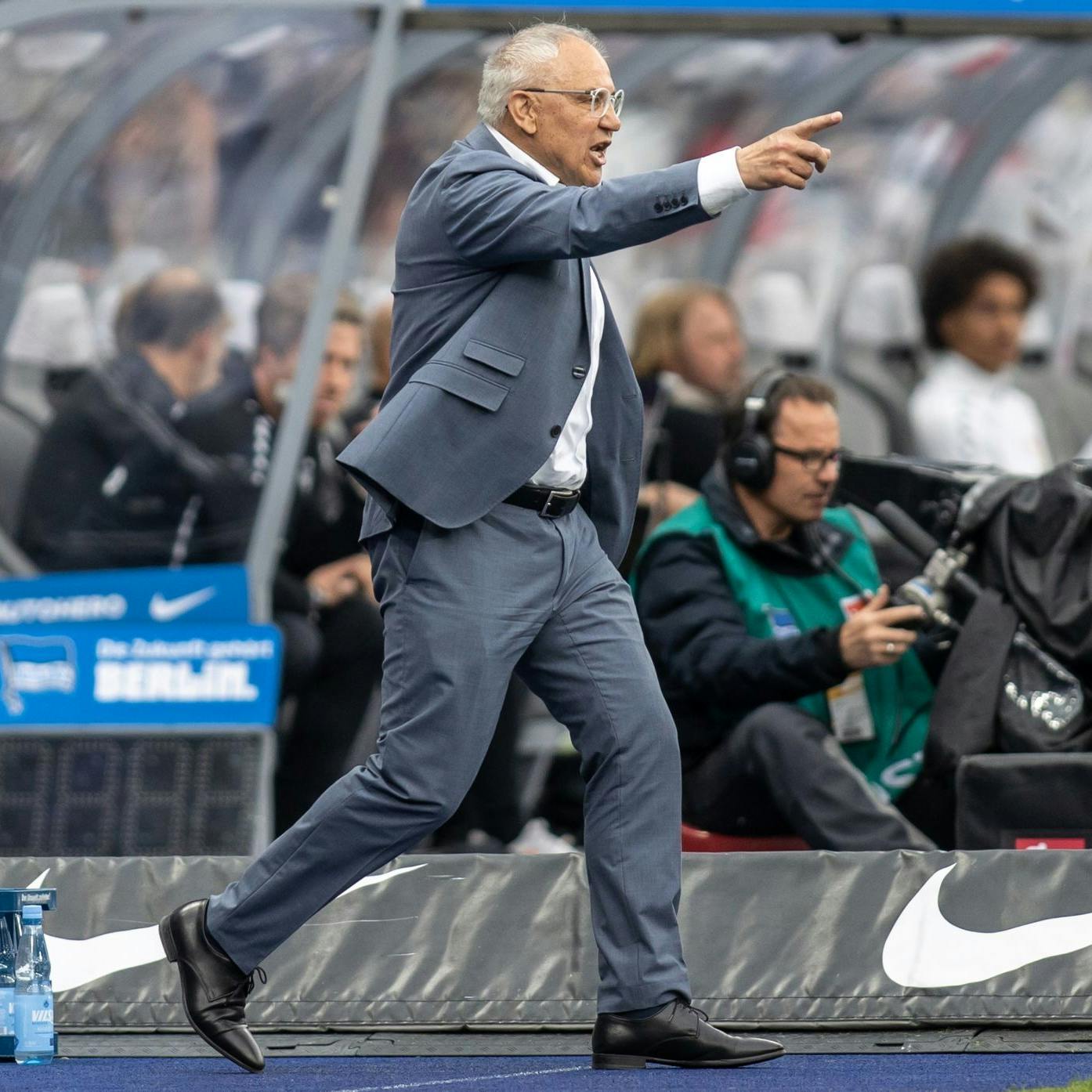 Herthas Trainer Felix Magath zeigt die Richtung an. Die Spieler hören auf ihn.