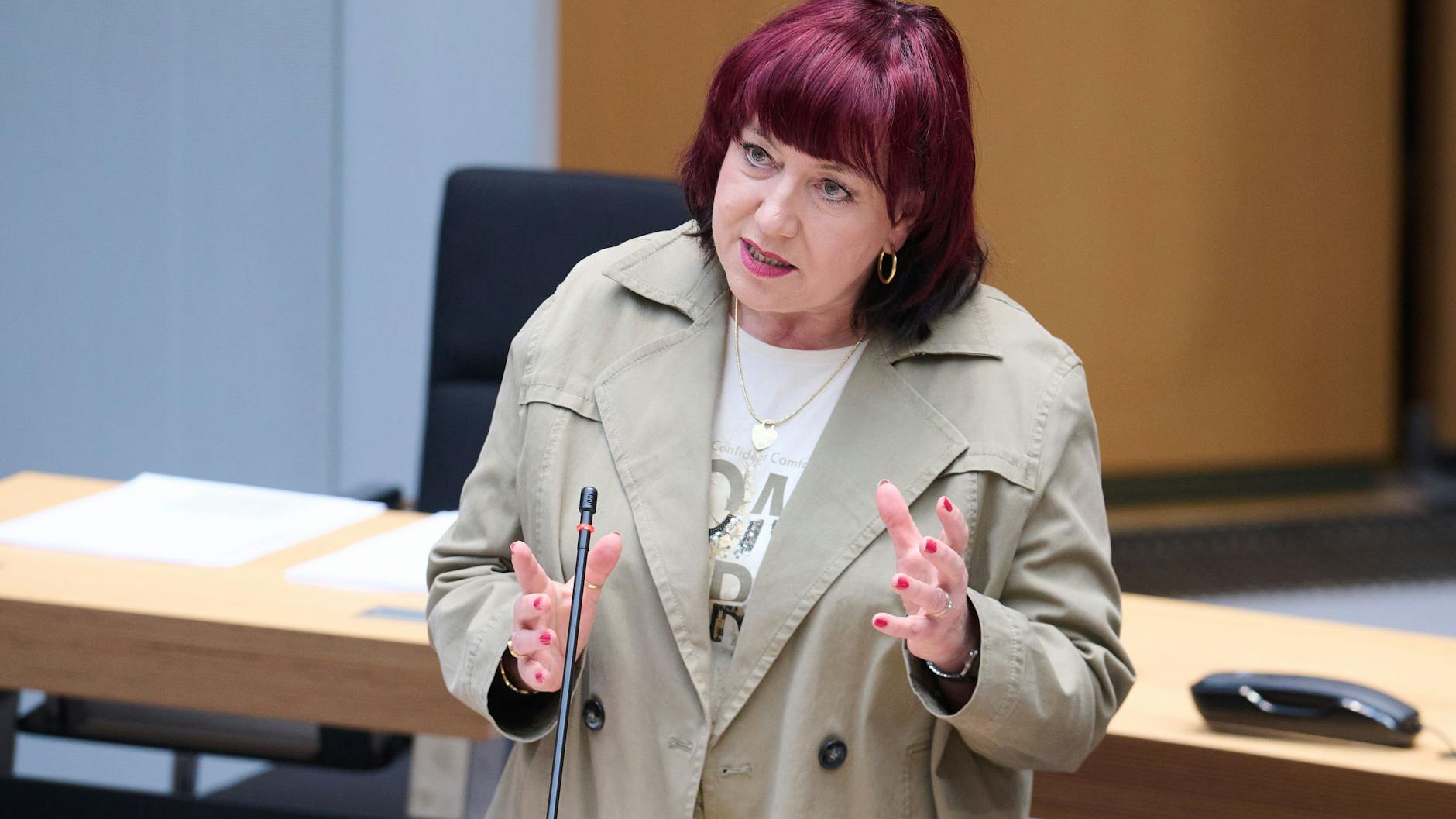 Astrid-Sabine Busse (SPD), Senatorin für Bildung, Jugend und Familie, spricht in der Plenarsitzung im Berliner Abgeordnetenhaus zur Fragestunde.