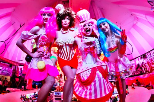 Das pinke Karussell ist gleichzeitig Bühne und Bar, an der Decke schwingen Artisten und dazwischen gibt es Burleque-, Can Can-, Travestie und richtig gutes Essen. Mehr Erlebnisgastronomie geht kaum!