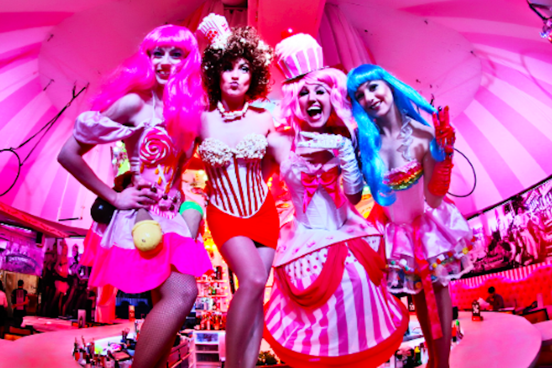 Das pinke Karussell ist gleichzeitig Bühne und Bar, an der Decke schwingen Artisten und dazwischen gibt es Burleque-, Can Can-, Travestie und richtig gutes Essen. Mehr Erlebnisgastronomie geht kaum!