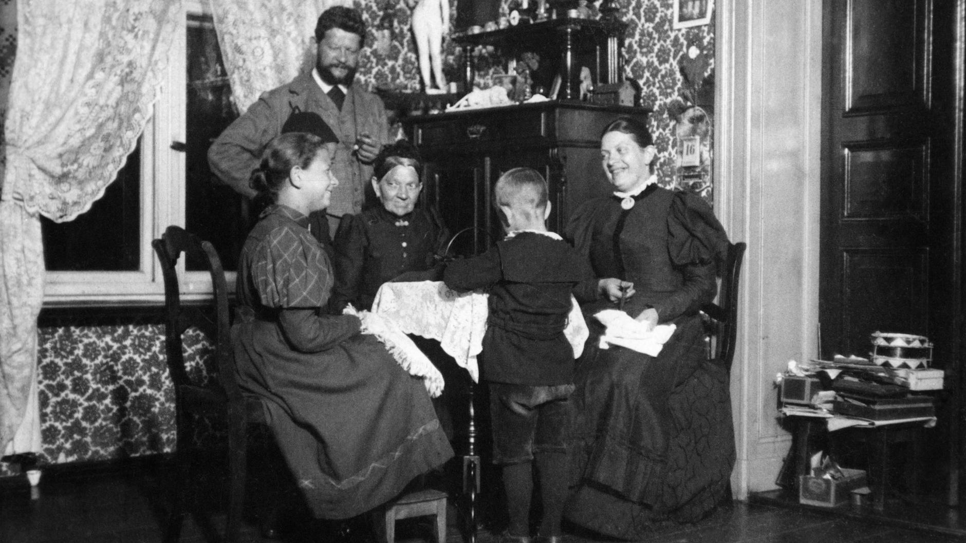 Heinrich Zille im Kreise seiner Familie in der Charlottenburger Wohnung in der Sophie-Charlotten-Straße 88.