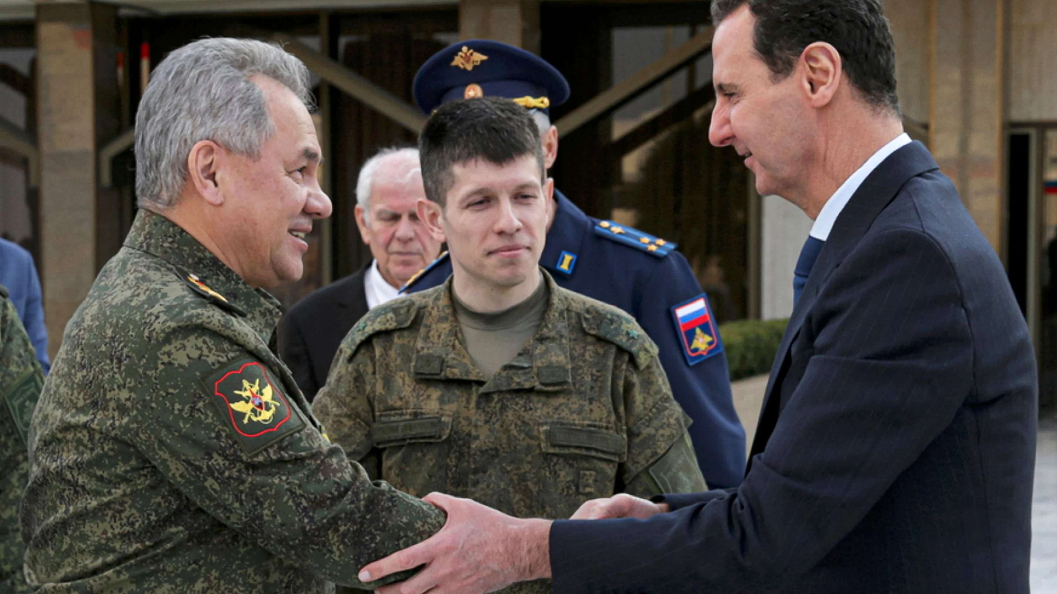 Der russische Verteidigungsminister Sergej Schoigu trifft den syrischen Präsidenten Baschar al-Assad am 15. Februar 2022.