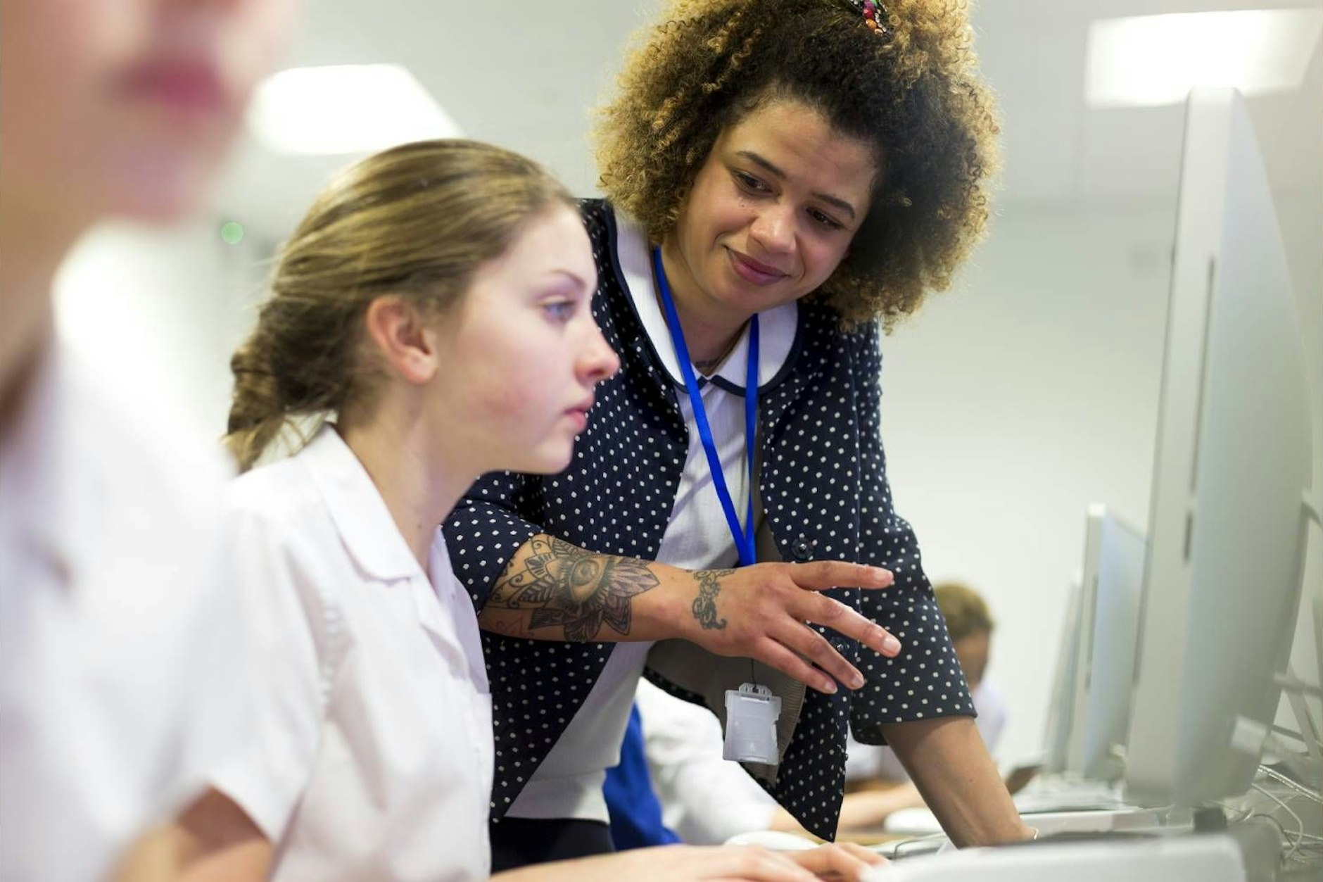 Eine Lehrerin mit Tattoos am Arm unterrichtet. (Symbolfoto)