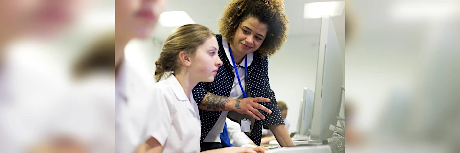 Eine Lehrerin mit Tattoos am Arm unterrichtet. (Symbolfoto)