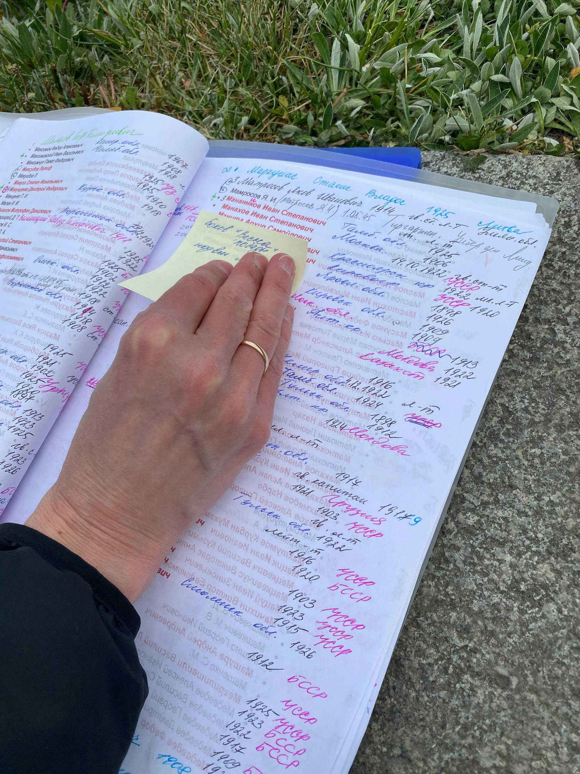 So viele, so jung: Elena zeigt ihre Listen der Soldaten, von denen viele aus der ukrainischen Sowjetrepublik kamen.