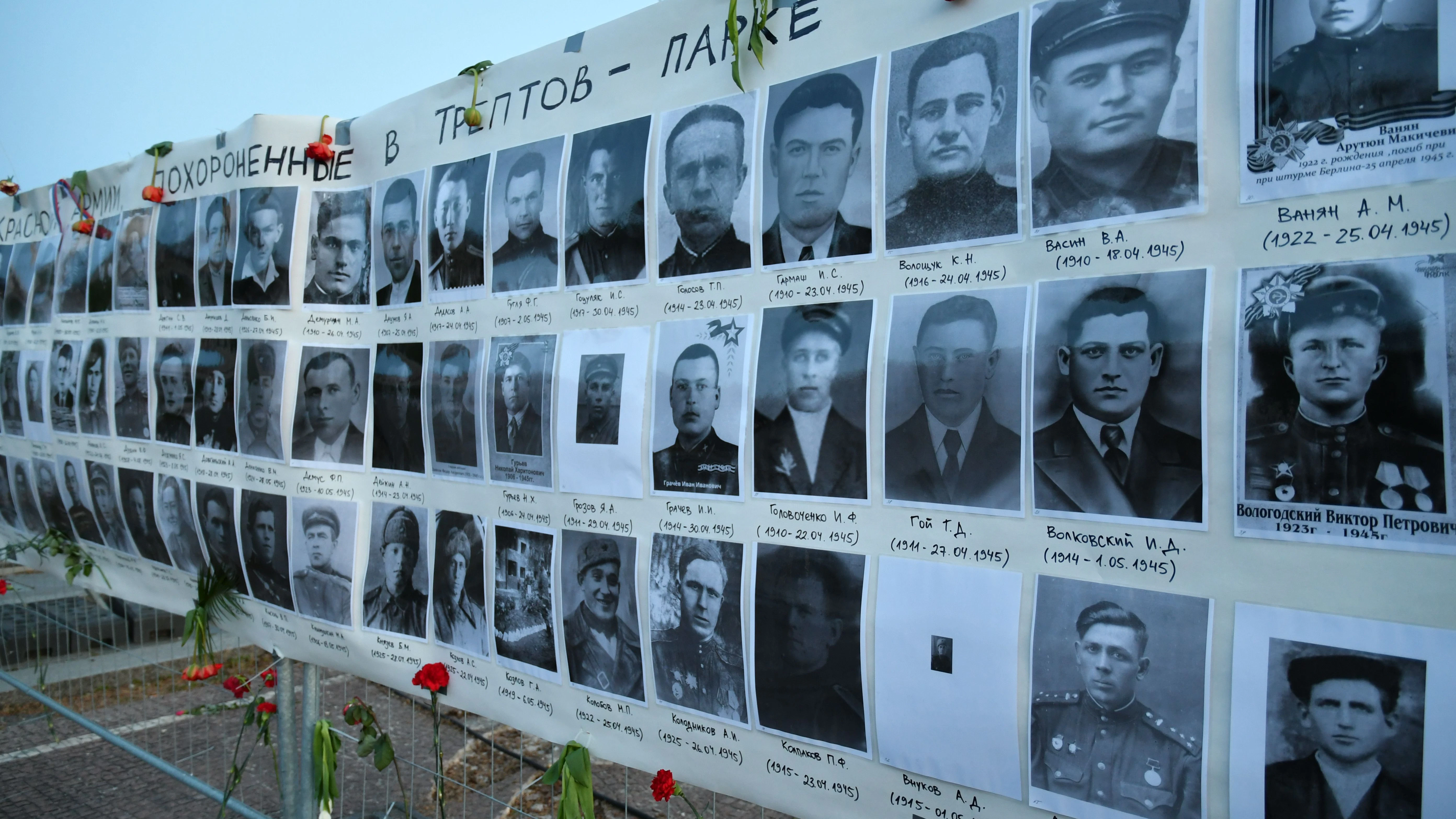 Fotos von einzelnen im Treptower Park begrabenen sowjetischen Soldaten, darunter auch von Ukrainern, bei einer Gedenkaktion am 22. Juni 2021.