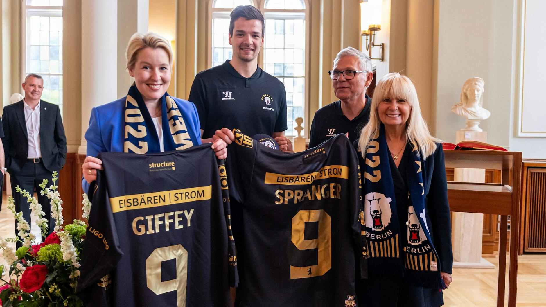Franziska Giffey (l.) und Iris Spranger haben jetzt ihr persönliches EHC-Trikot, überreicht von Vize-Kapitän Kai Wissmann und Vice Chairman & Senior Advisor – so die jetzt offizielle Jobbeschreibung des langjährigen Geschäftsführers – Peter John Lee.