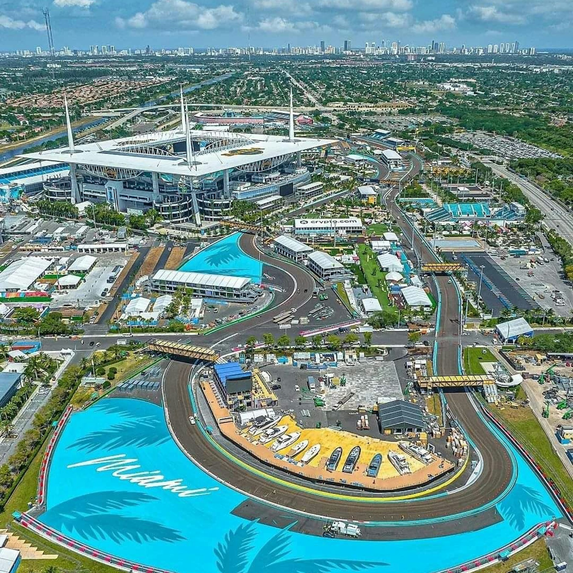Das Ambiente hat schon was: In Miami fährt die Formel 1 am Football-Stadion (hinten) vorbei, im Vordergrund ist der künstliche Hafen mit Jachten, aber ohne Wasser.