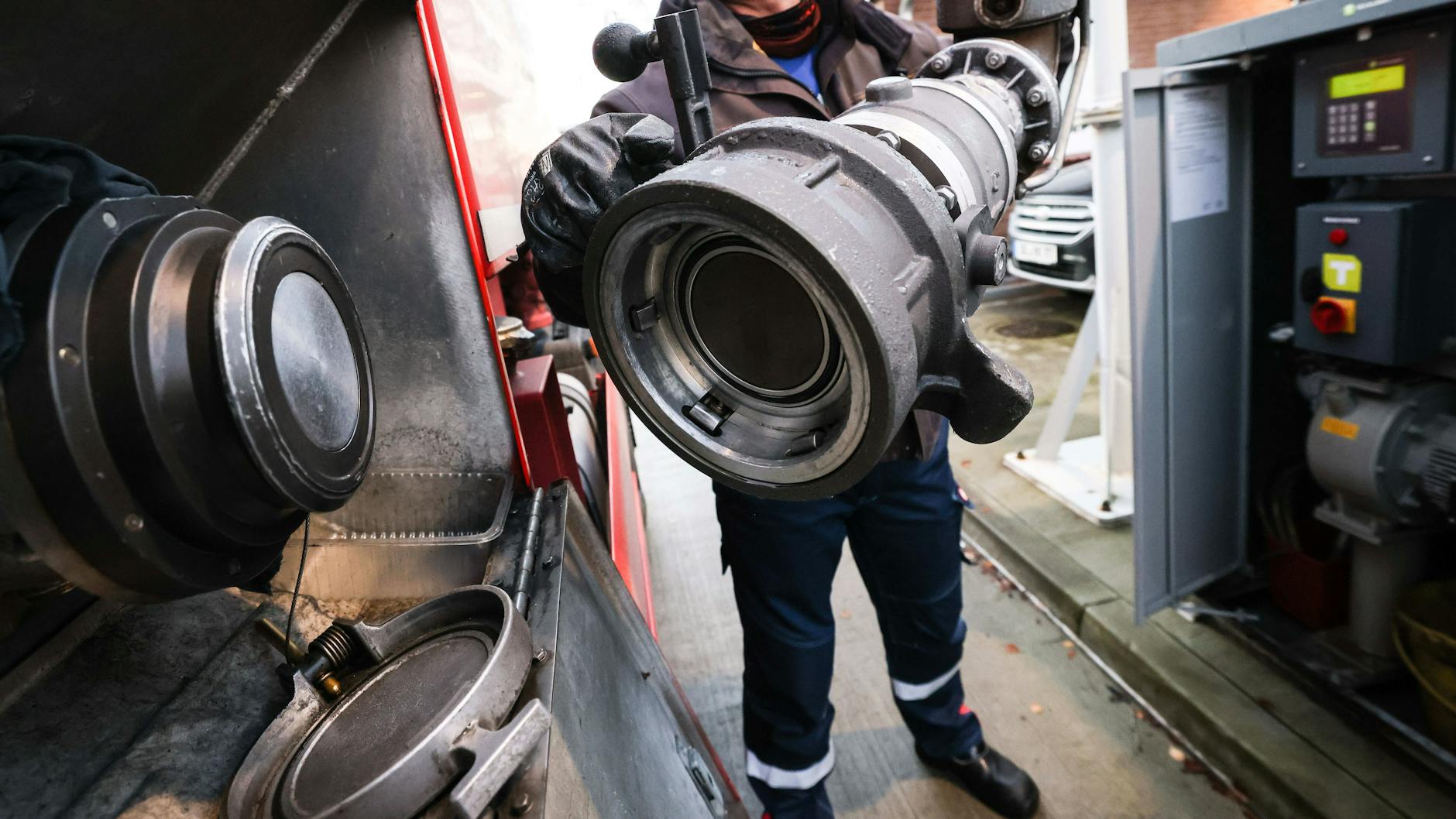 Ein Mann befüllt einen Heizöltank.