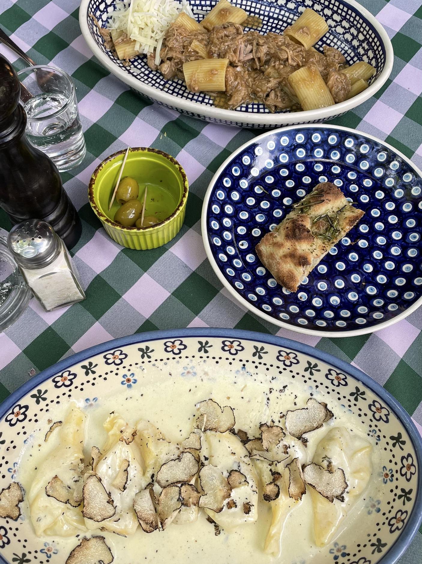 Krosses Focaccia zum Aperitivo und danach Trüffel-Ravioli und Schmorfleisch-Pasta. So geht ein Feierabend im Berliner Sommer.