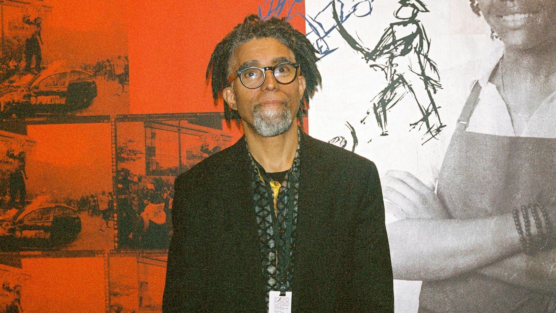 Der US-Künstler Dread Scott am Stand der Nome-Gallery auf der Expo Chicago