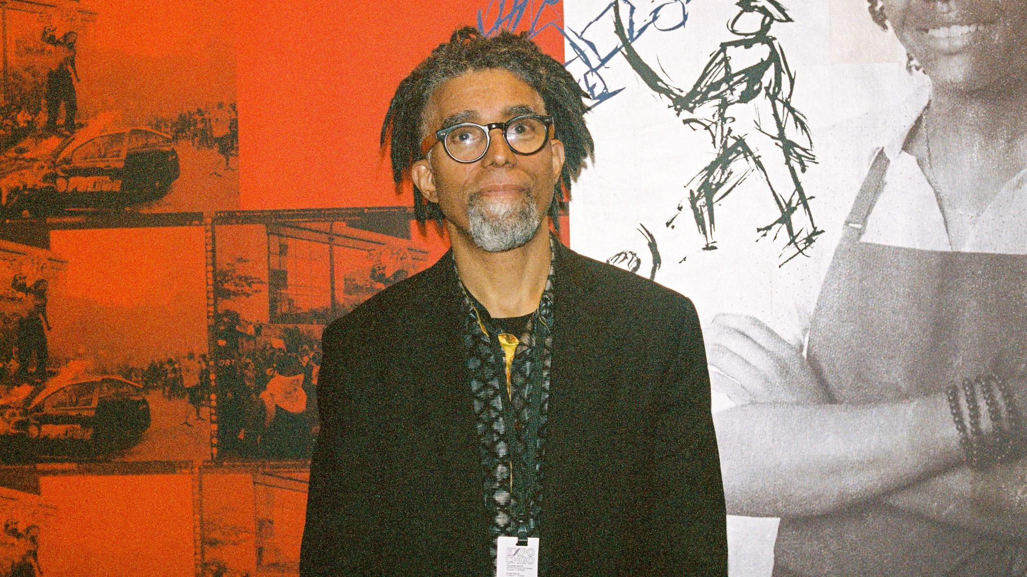 Der US-Künstler Dread Scott am Stand der Nome-Gallery auf der Expo Chicago