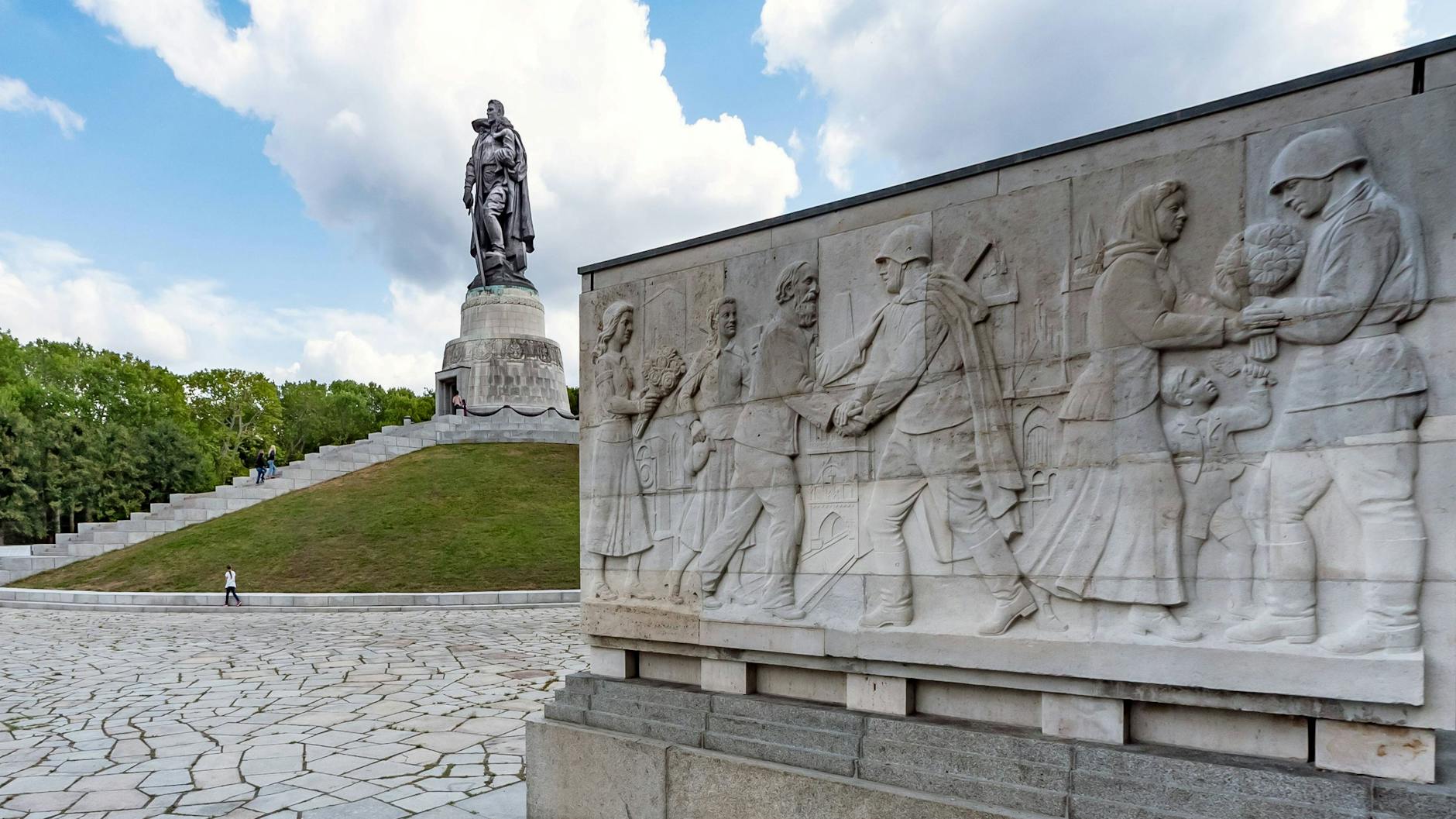Auch am Sowjetischen Ehrenmal im Treptower Park wird eine Versammlung zum Gedenken an gefallene russische Soldaten erwartet.
