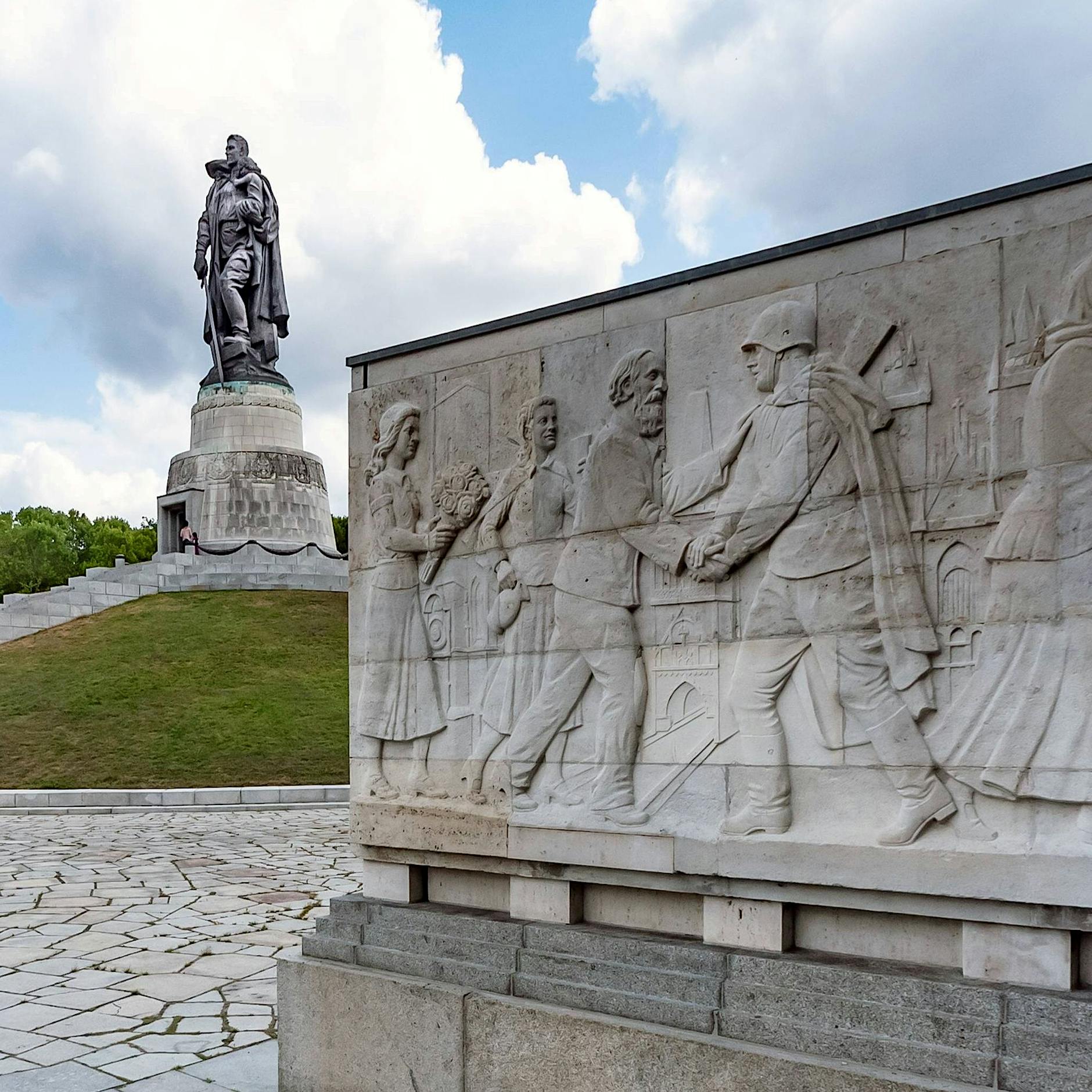 Gedenken am 8./9. Mai: Berlin verbietet Russland- und Ukraine-Fahnen