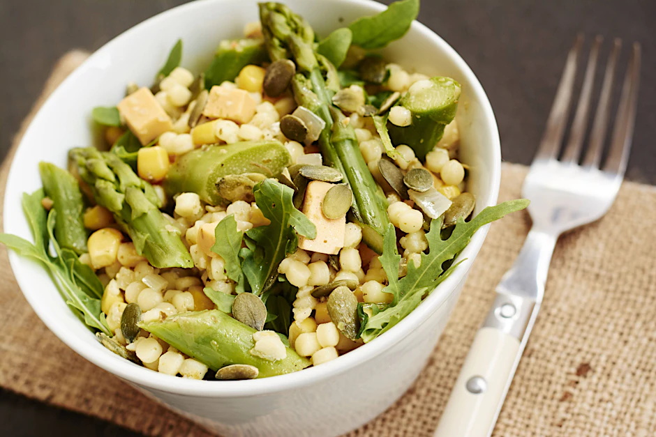 Der Spargelsalat mit Couscous ist der perfekte Sattmacher für alle, die abnehmen und trotzdem lecker essen wollen.