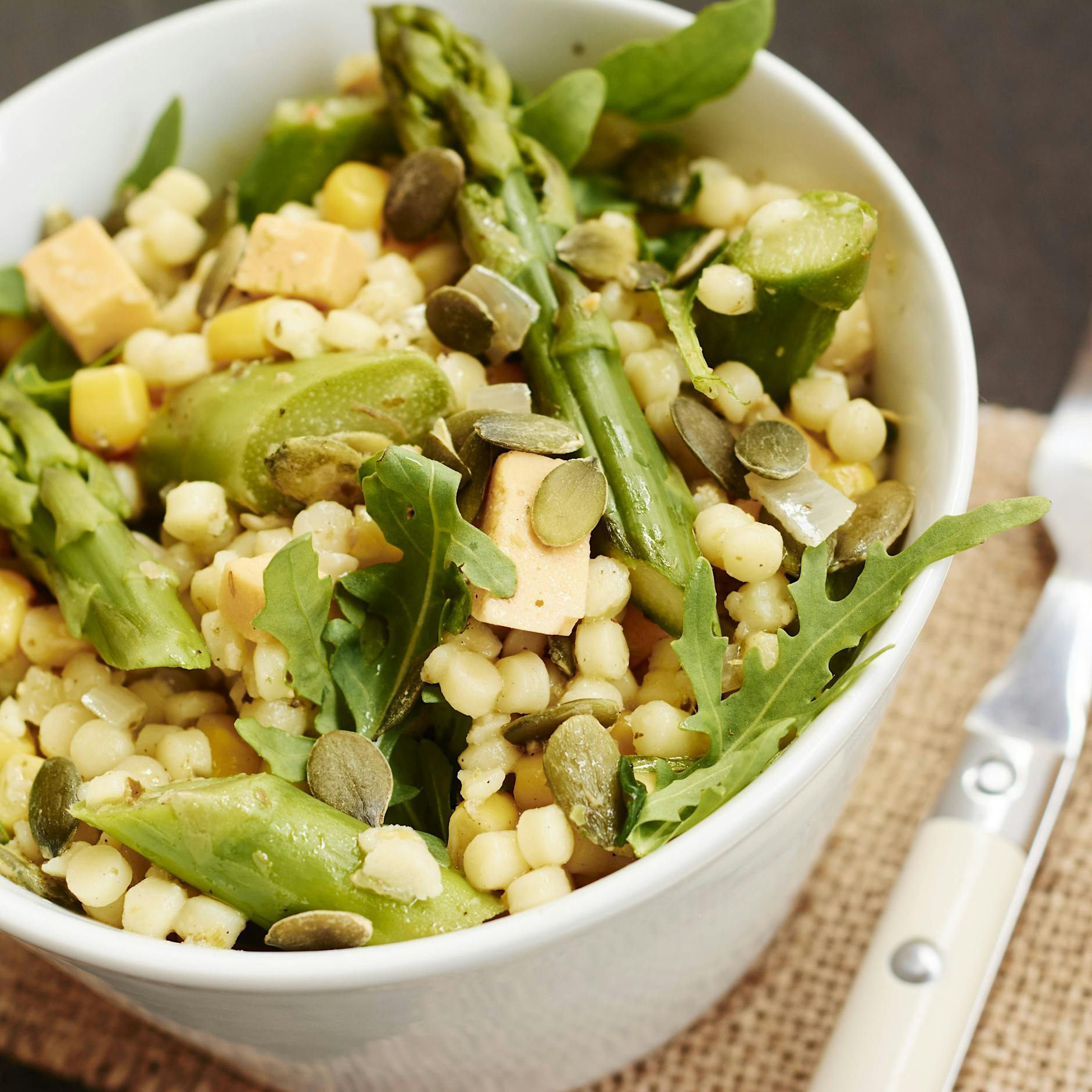 Tolles Rezept für Spargelsalat mit Couscous: Dieser Sattmacher-Salat ist das perfekte Abendbrot