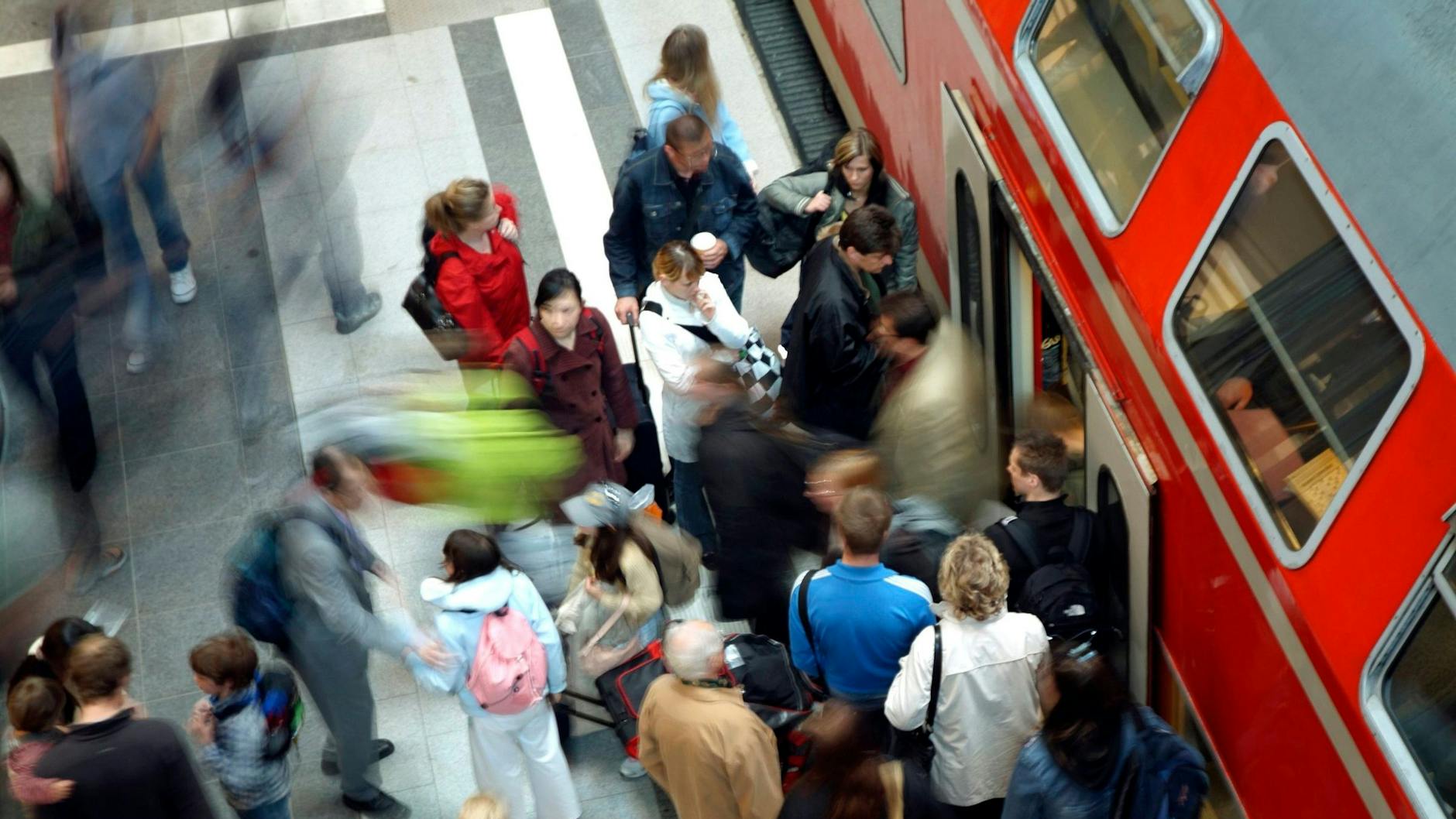 Einsteigen bitte! Ein Regionalexpress hält auf einem Berliner Bahnhof.