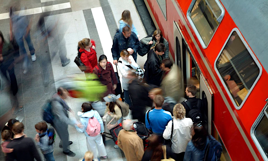 Einsteigen bitte! Ein Regionalexpress hält auf einem Berliner Bahnhof.