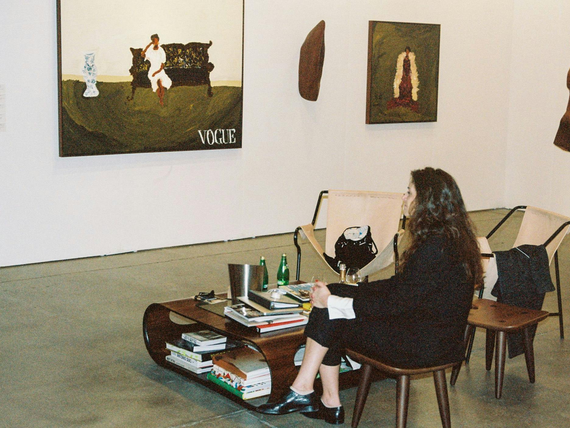 Stand der Galerie Nara Roesler auf der Expo Chicago. Im Hintergrund: Die Serie „Vogue“ des brasilianischen Künstlers Elian Almeida