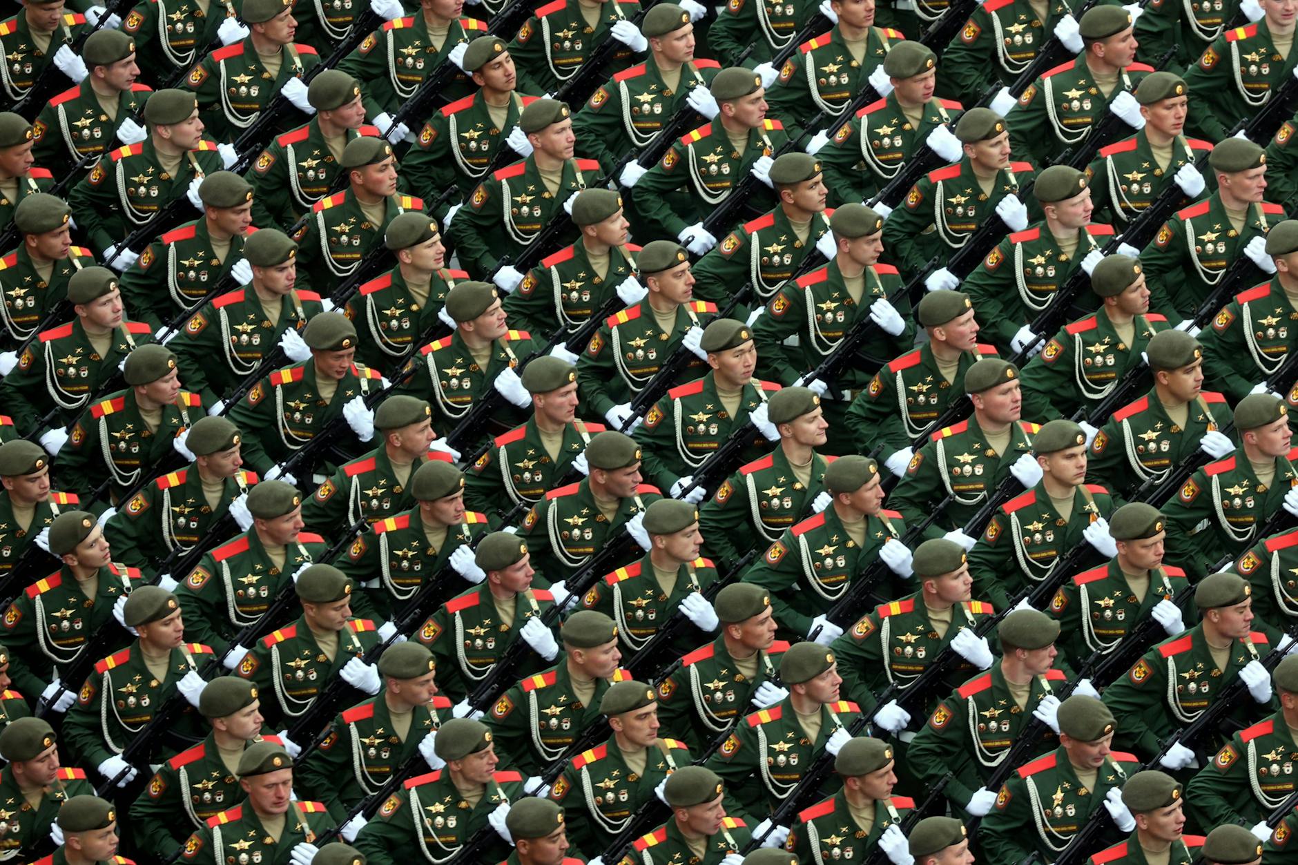 Zermürbend koordiniert: Russische Soldaten auf dem Roten Platz als Teil der Parade zum Tag des Sieges im Jahr 2021.