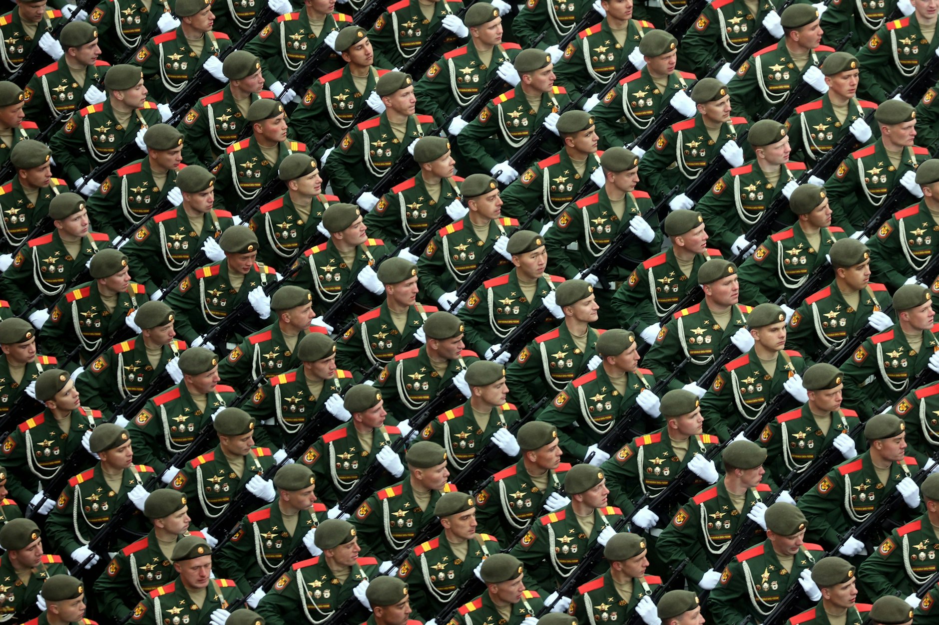 Zermürbend koordiniert: Russische Soldaten auf dem Roten Platz als Teil der Parade zum Tag des Sieges im Jahr 2021.