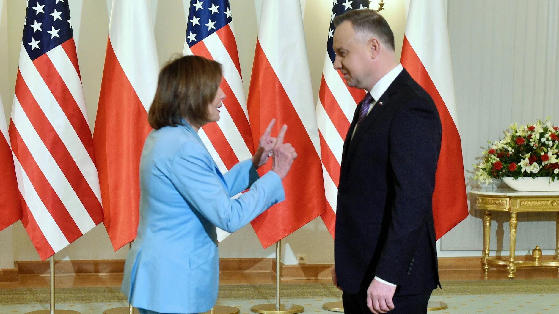 Kein Verständnis für Deutschland und das Zaudern, was deutsche Waffenlieferungen betrifft: Polens Präsident Andrzej Duda (rechts) trifft die Vorsitzende des amerikanischen Repräsentantenhauses Nancy Pelosi (links).