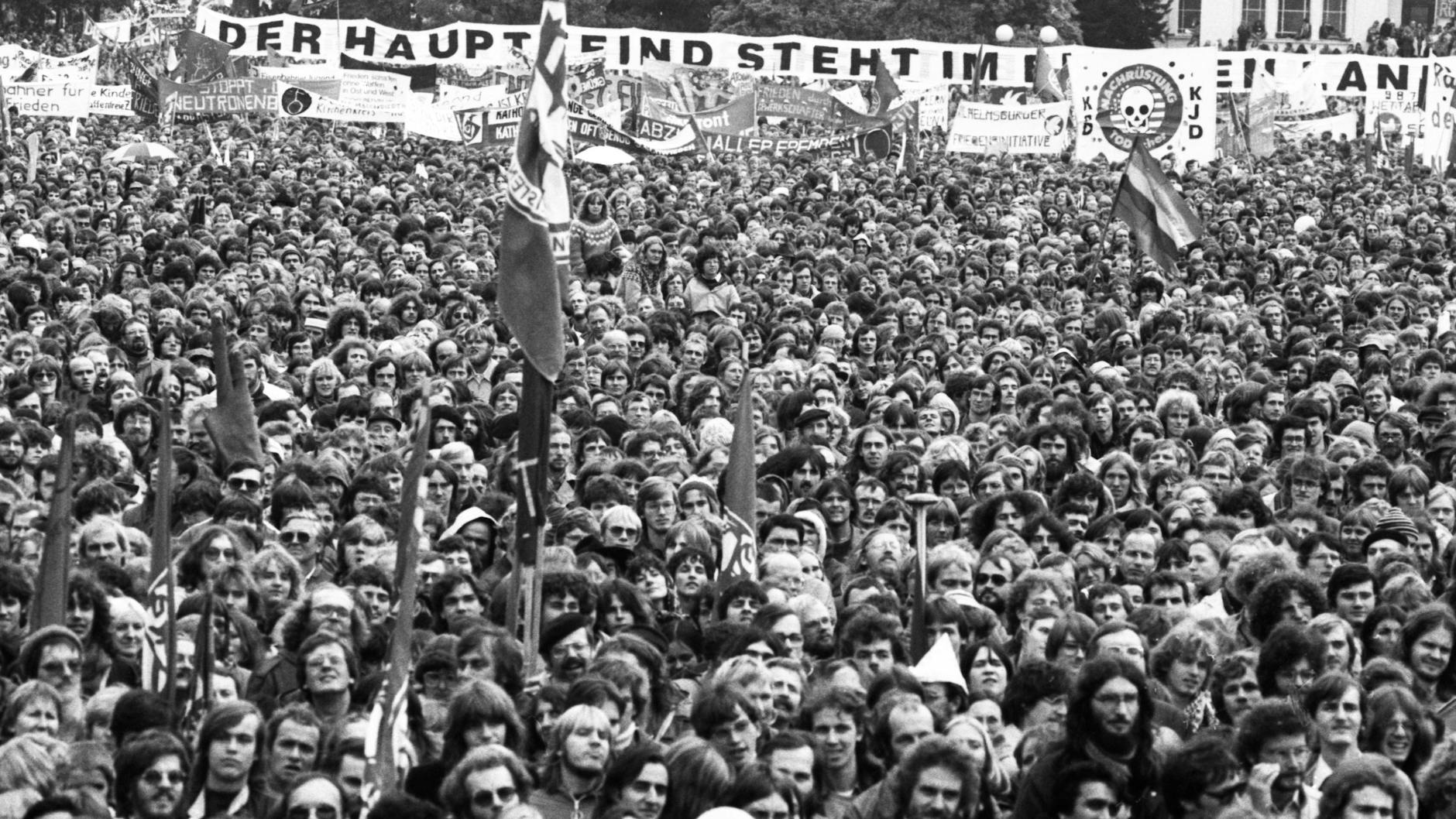 Mehr als 300.000 Menschen zählte die bis dahin größte Friedensdemonstration in Deutschland im Bonner Hofgarten im Oktober 1981.