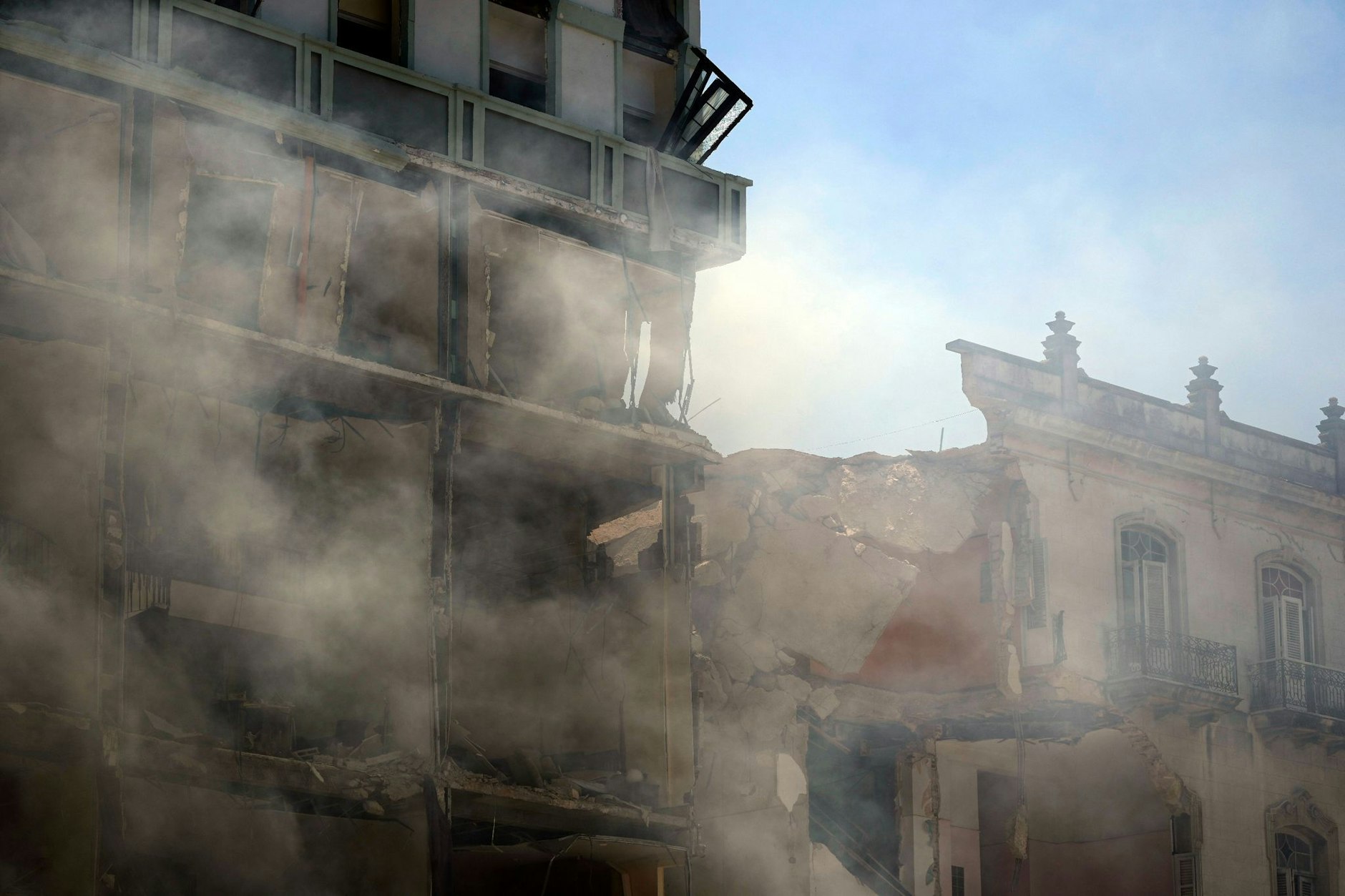 Rauch und Staub umgeben nach der Explosion das Hotel in Havanna.
