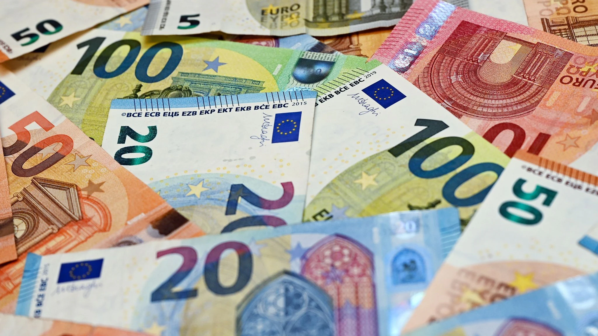 Wer Geld sparen will (oder muss), sollte seine Versicherungen kritisch prüfen.