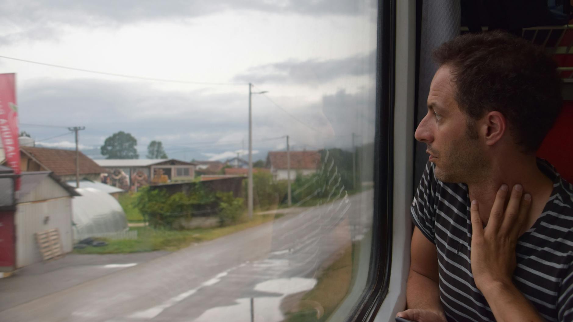 Nah am Leben: Jon Worth unterwegs mit dem Zug zwischen Belgrad in Serbien und Bar in Montenegro.