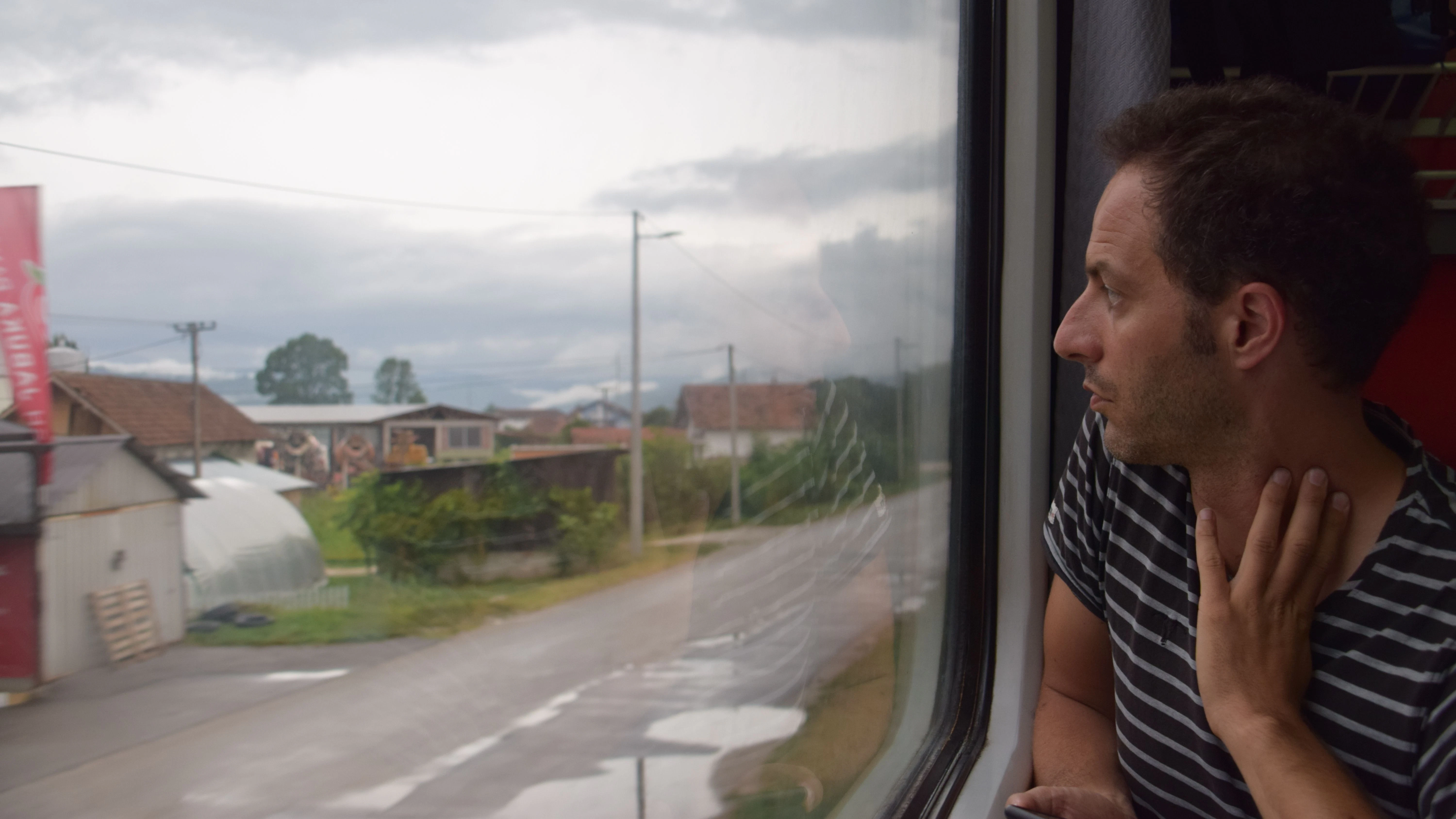 Nah am Leben: Jon Worth unterwegs mit dem Zug zwischen Belgrad in Serbien und Bar in Montenegro.