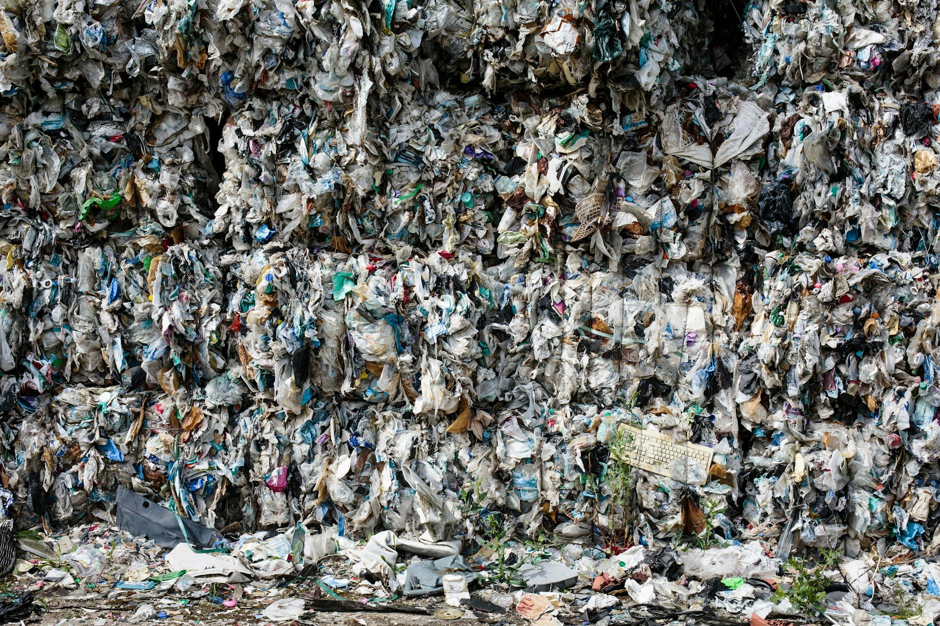 Illegaler Müll in Sarbia. Die Deponie liegt direkt neben der örtlichen Trinkwasserfassung.