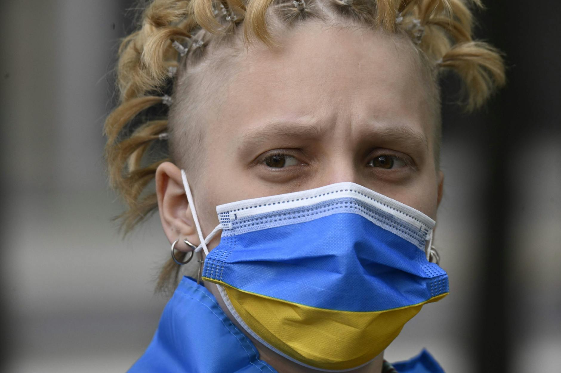 Demonstrantin in Berlin: Am 8. und 9. Mai sind ukrainische Flaggen an Gedenkorten zum Kriegsende verboten.