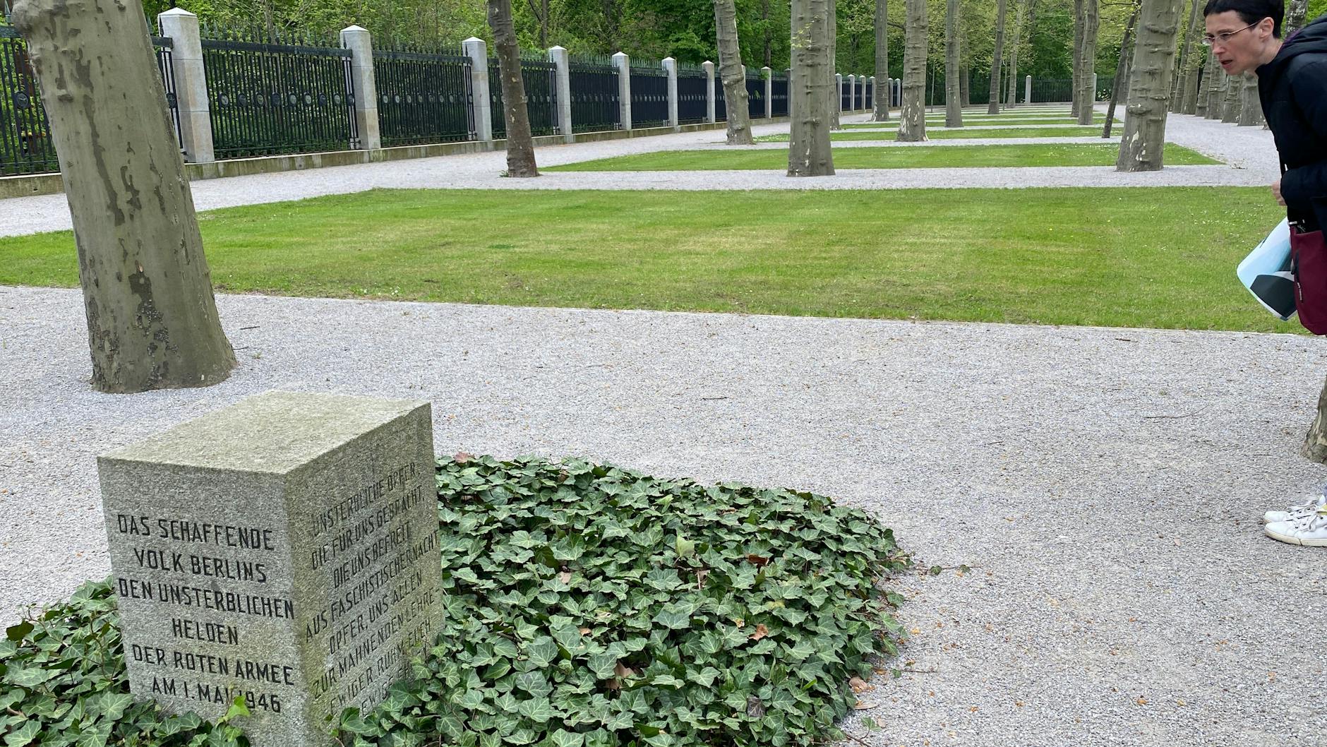 Elena blickt auf den Gedenkstein für die Gefallenen der Roten Armee vom 01.05.1946. Er steht zwischen den 16 Sammelgräbern. (Foto vom 4. Mai 2022 im Treptower Park)