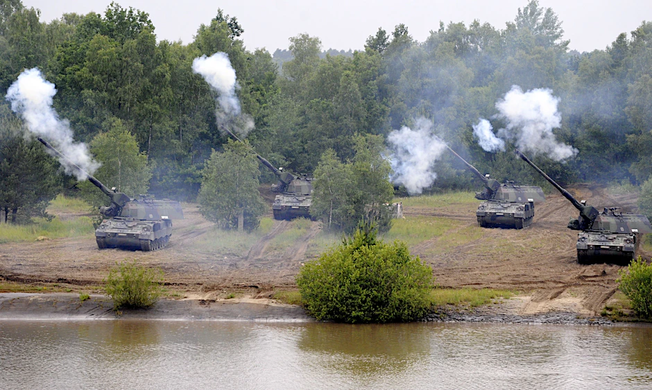 Die Panzerhaubitze 2000 im Einsatz, hier bei einer Übung der Bundeswehr im Jahr 2009.