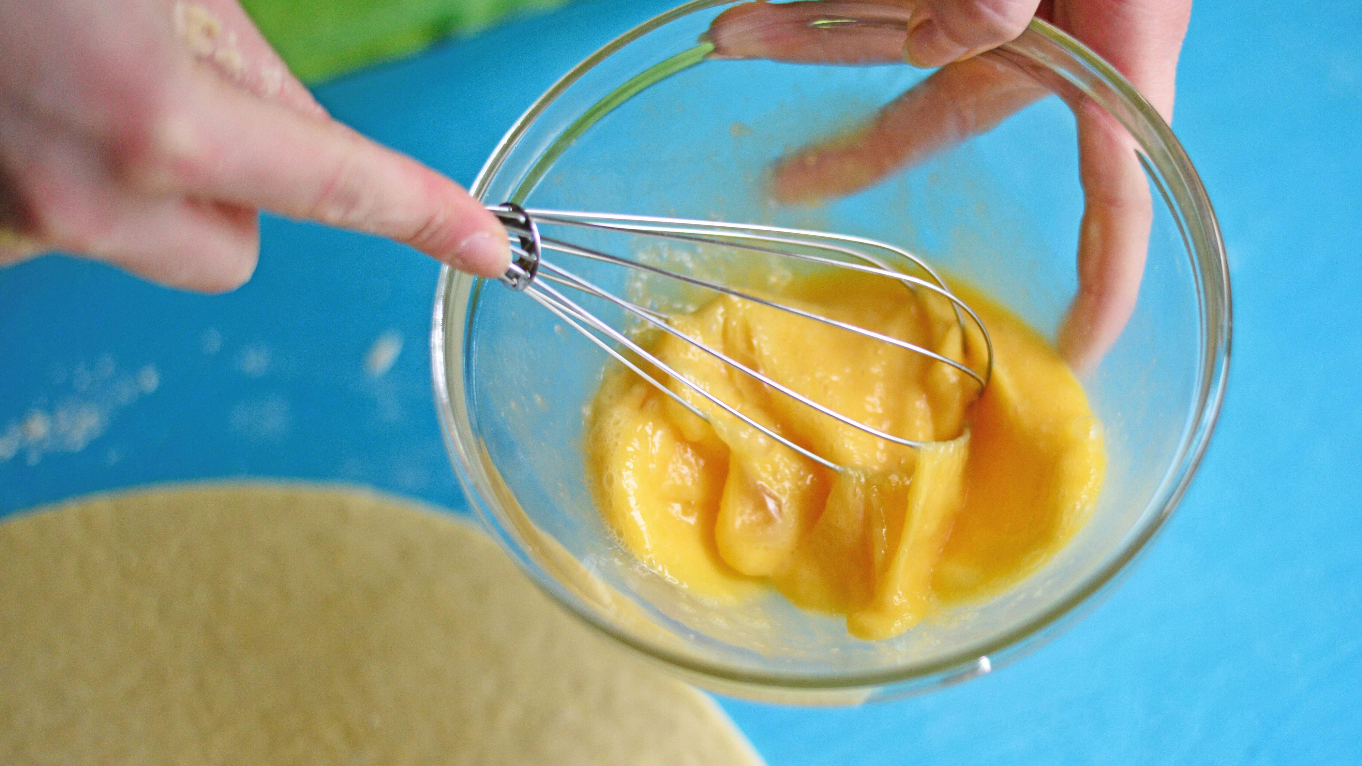 Für die Eier-Muffins müssen die Eier schön aufgeschlagen werden.